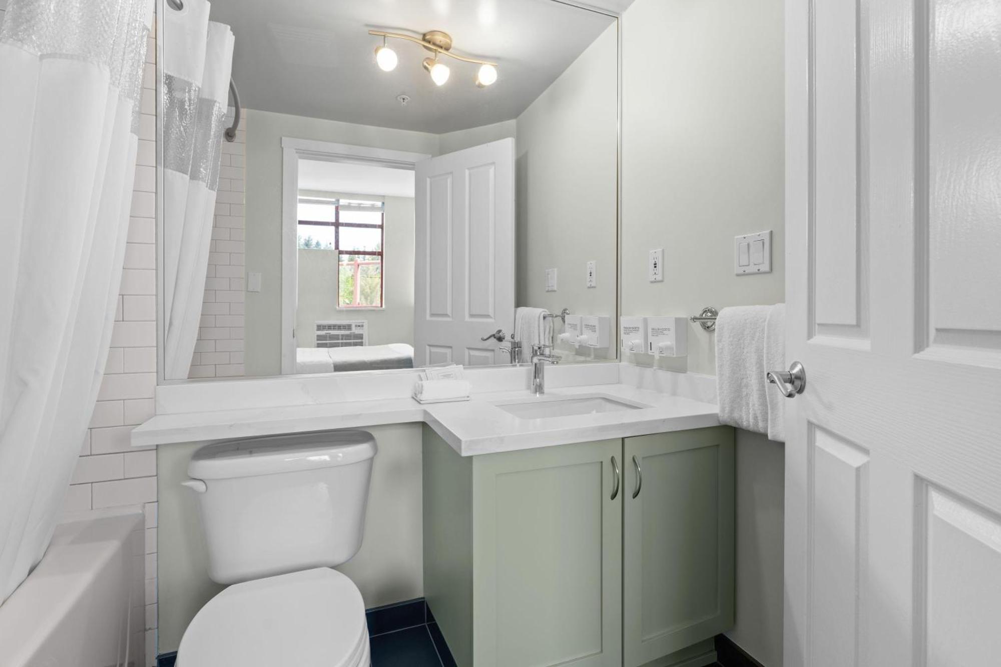 Alpenglow Two Bedroom With Private Hot Tub By Mva