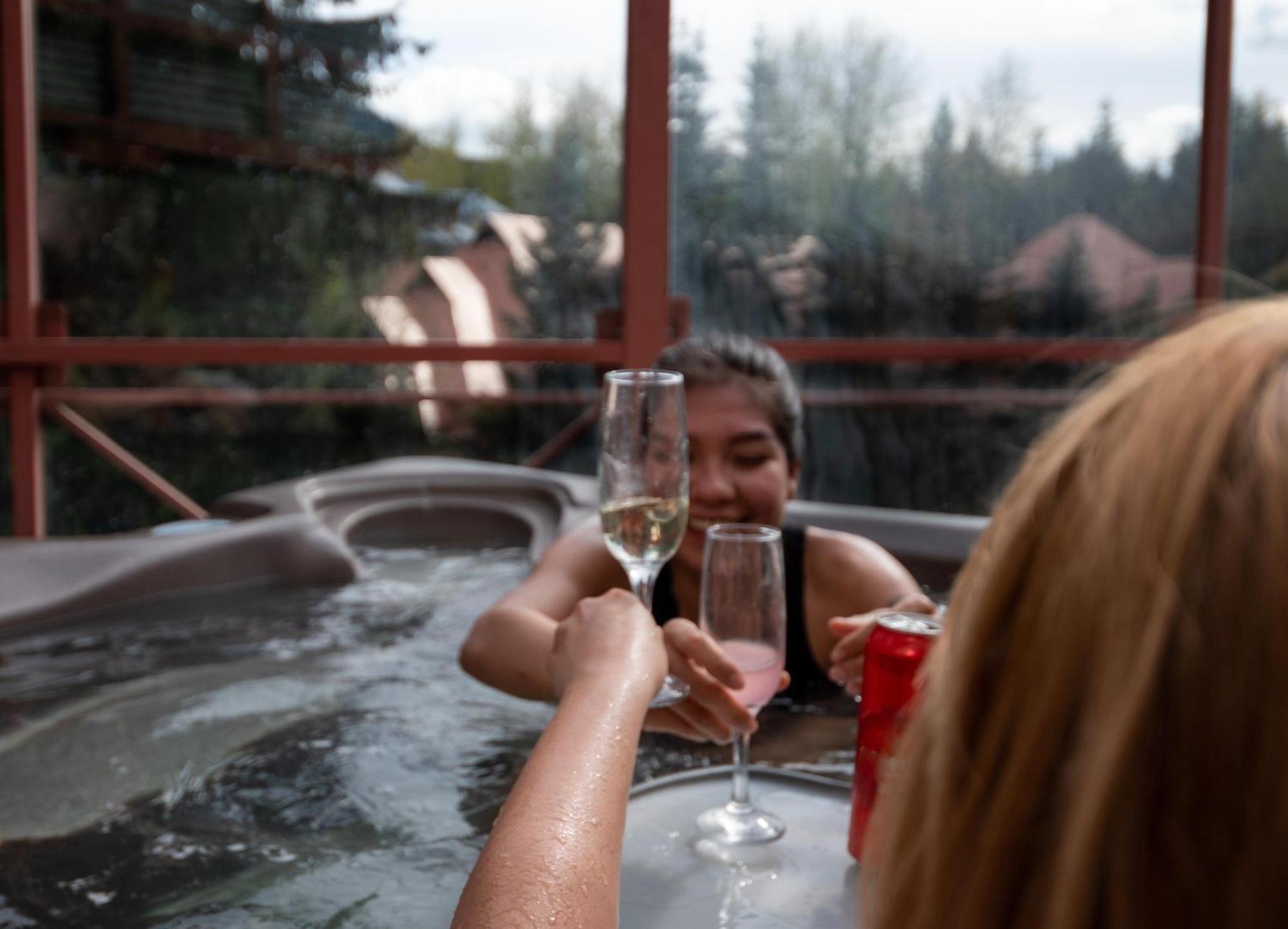 Alpenglow Two Bedroom With Private Hot Tub By Mva * Whistler