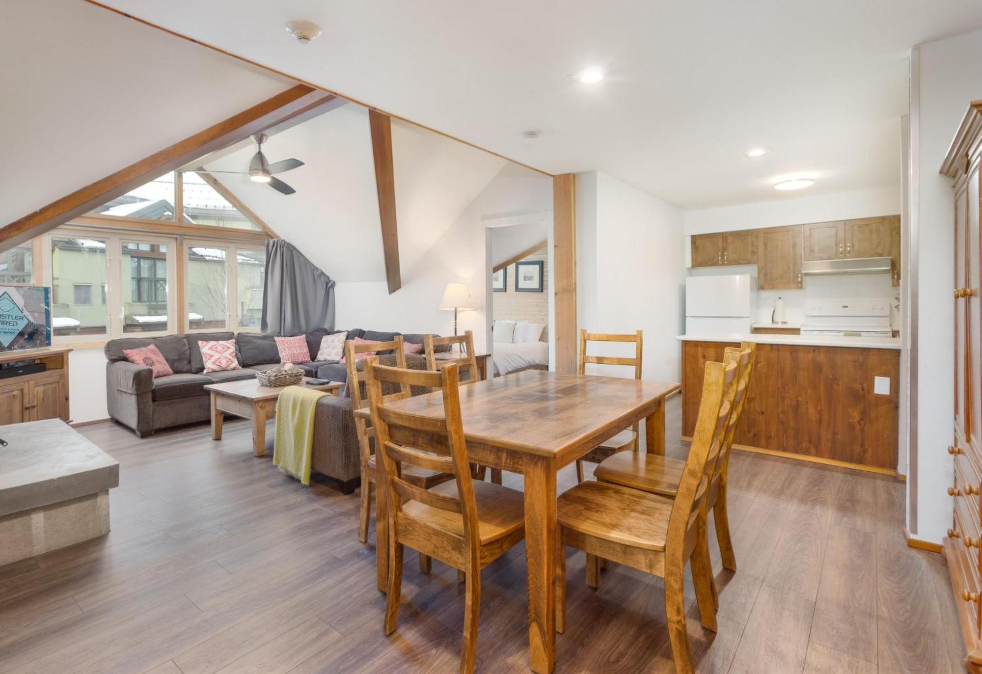 Fitzsimmons B - Private Sauna, Located In The Heart Of Village Holiday home *