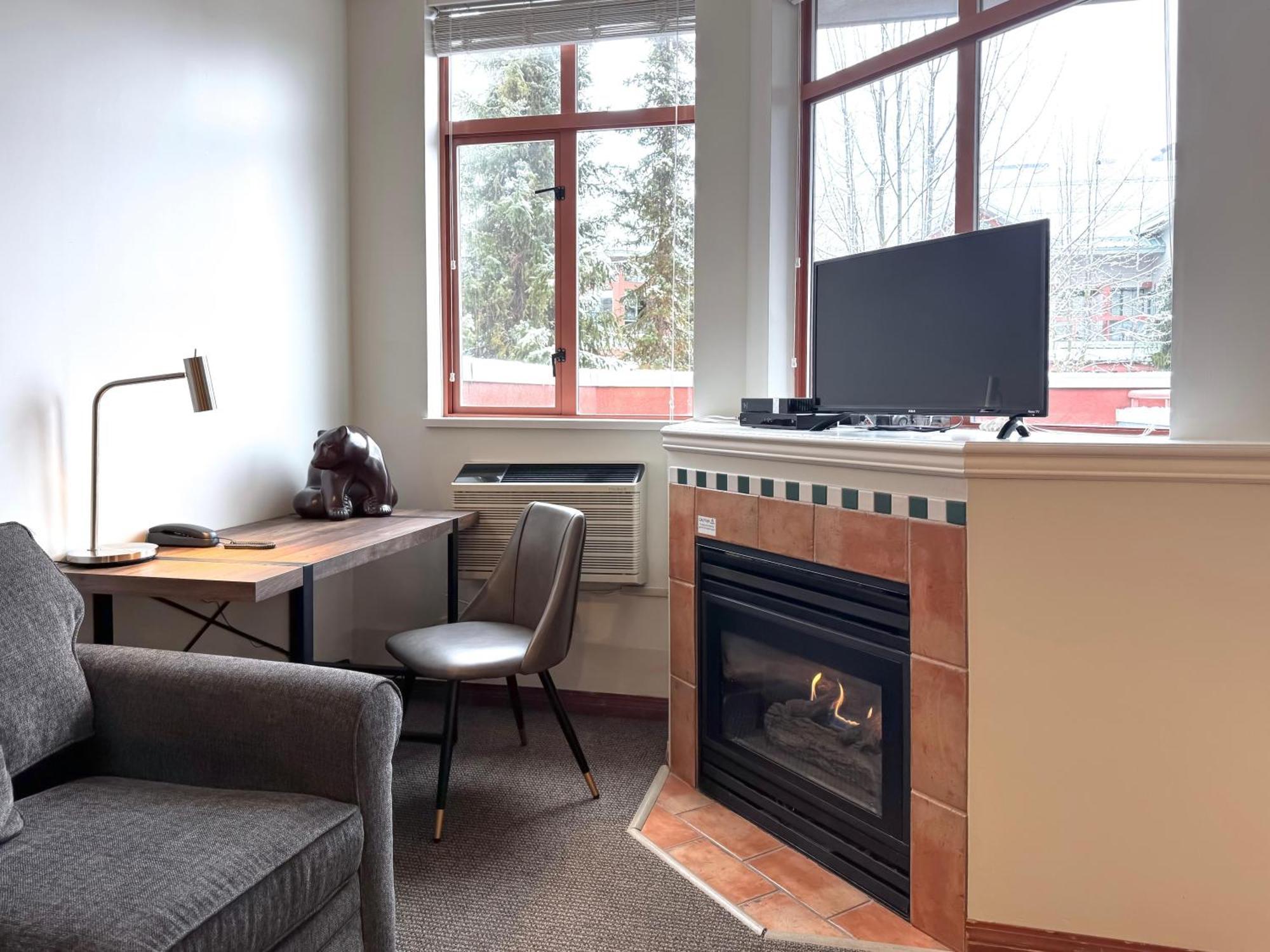 Alpenglow Large With Dedicated Work Space By Mva