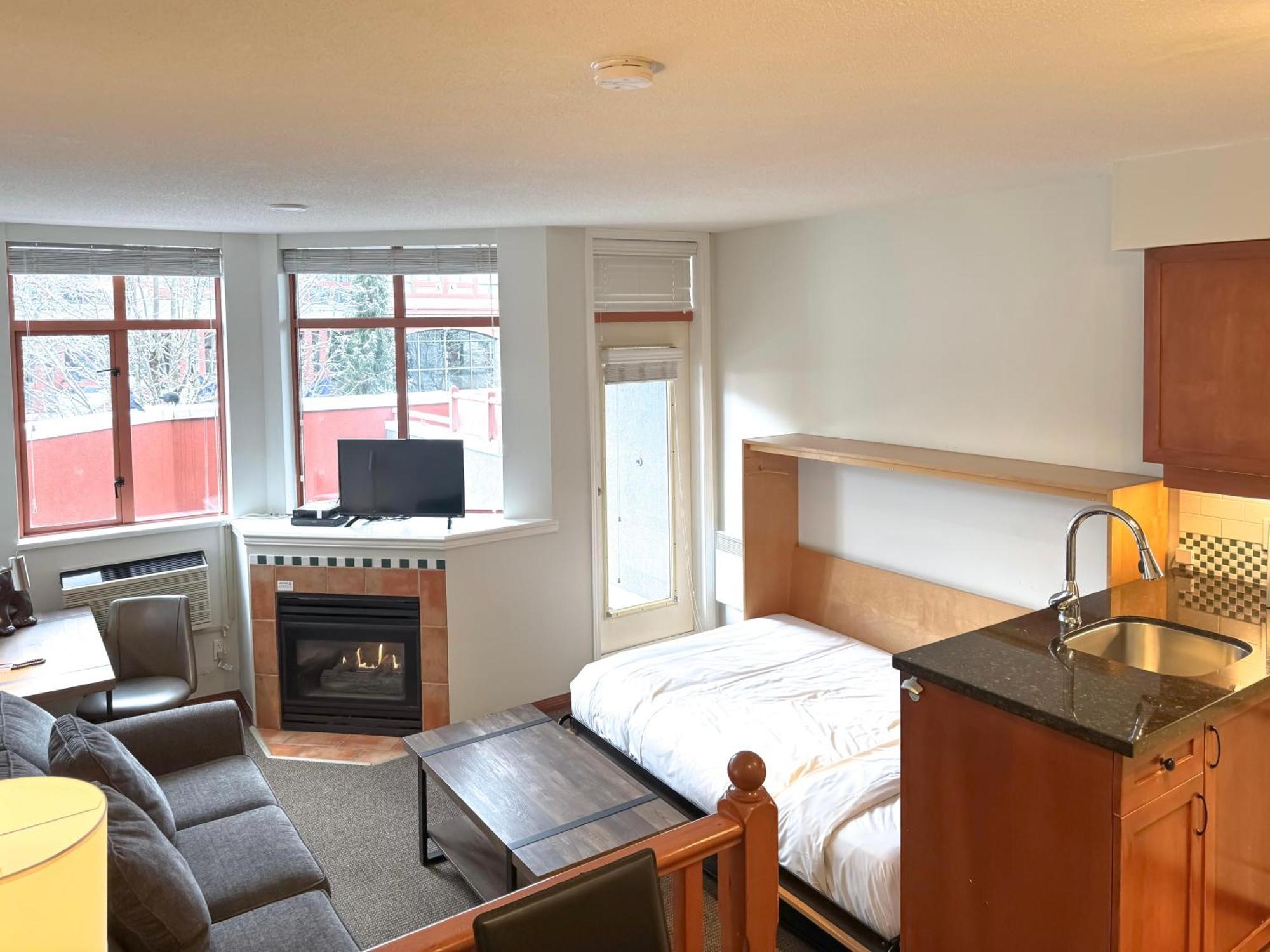 Alpenglow Large With Dedicated Work Space By Mva * Whistler