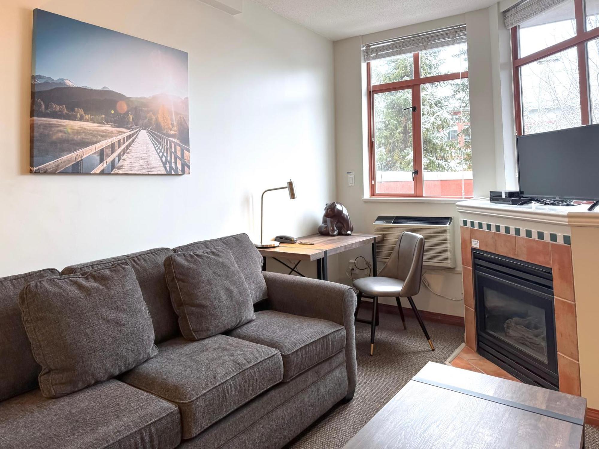 Alpenglow Large With Dedicated Work Space By Mva Apartment