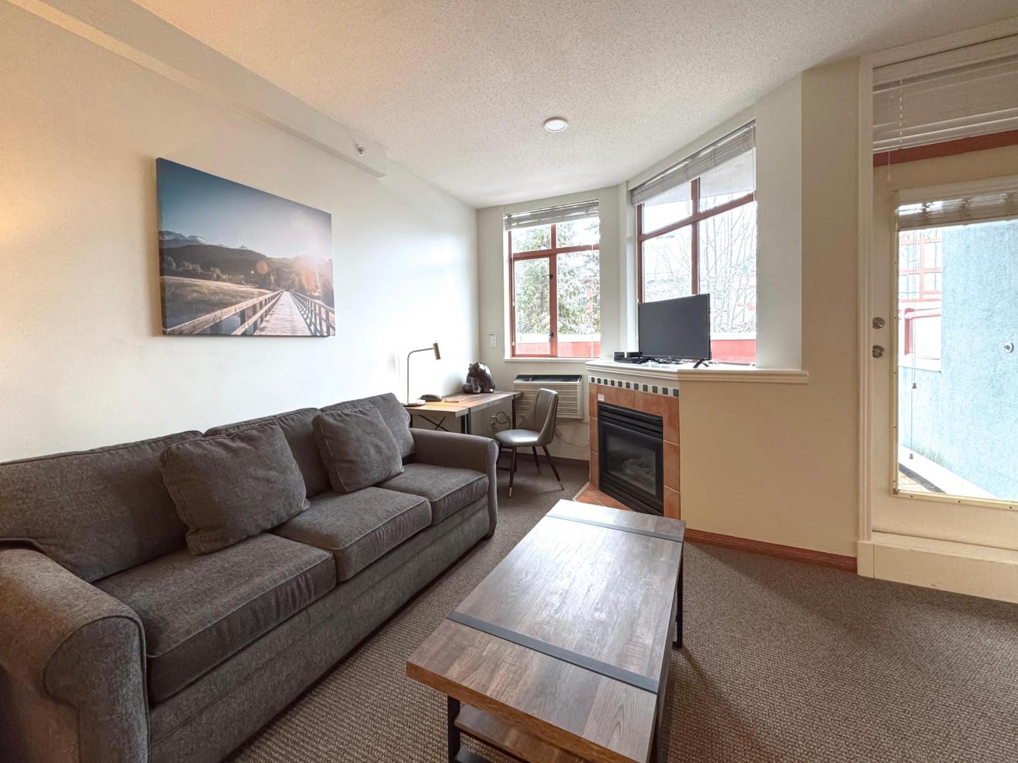 Alpenglow Large With Dedicated Work Space By Mva Apartment Whistler