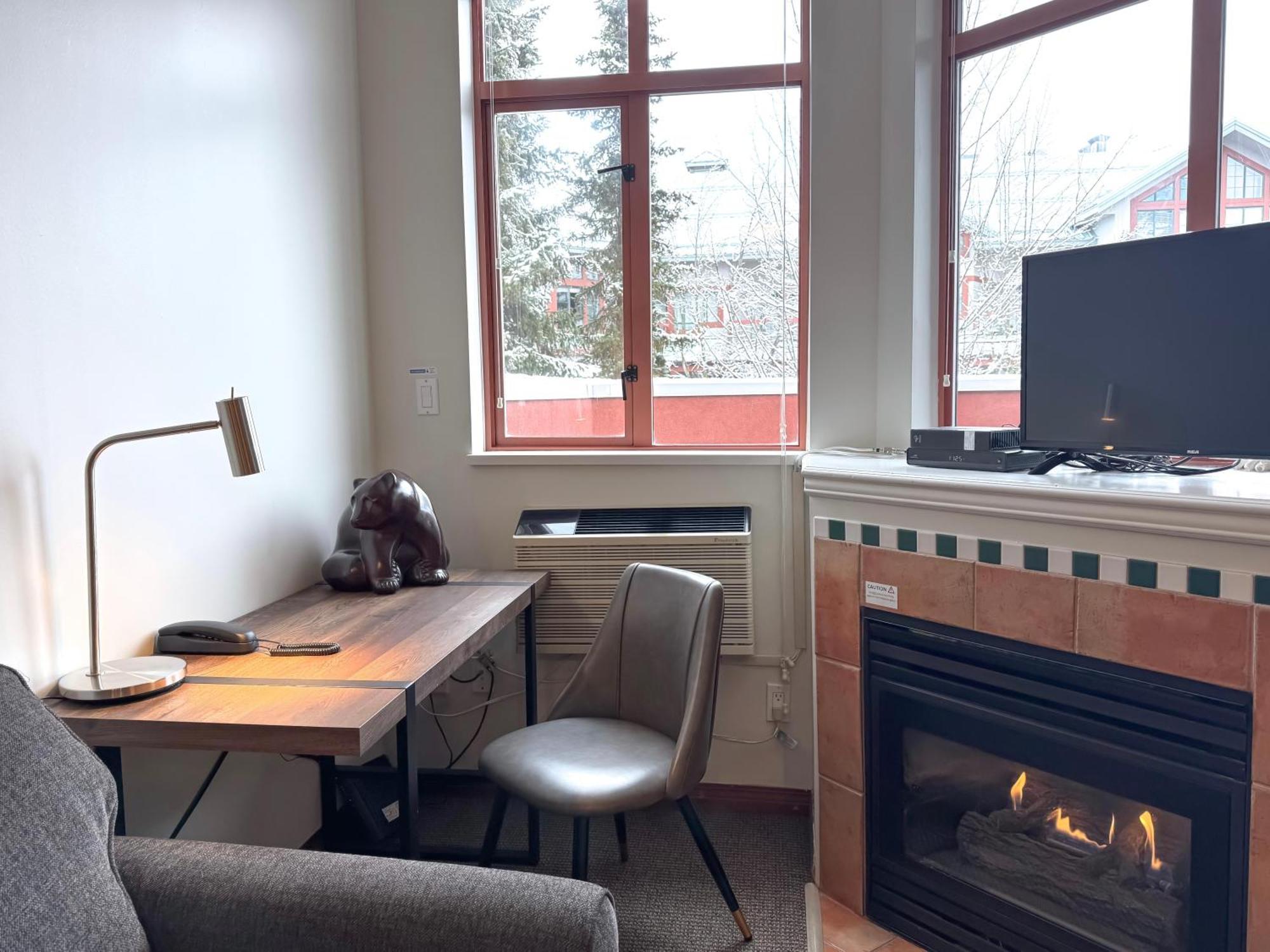Apartment Alpenglow Large With Dedicated Work Space By Mva Whistler
