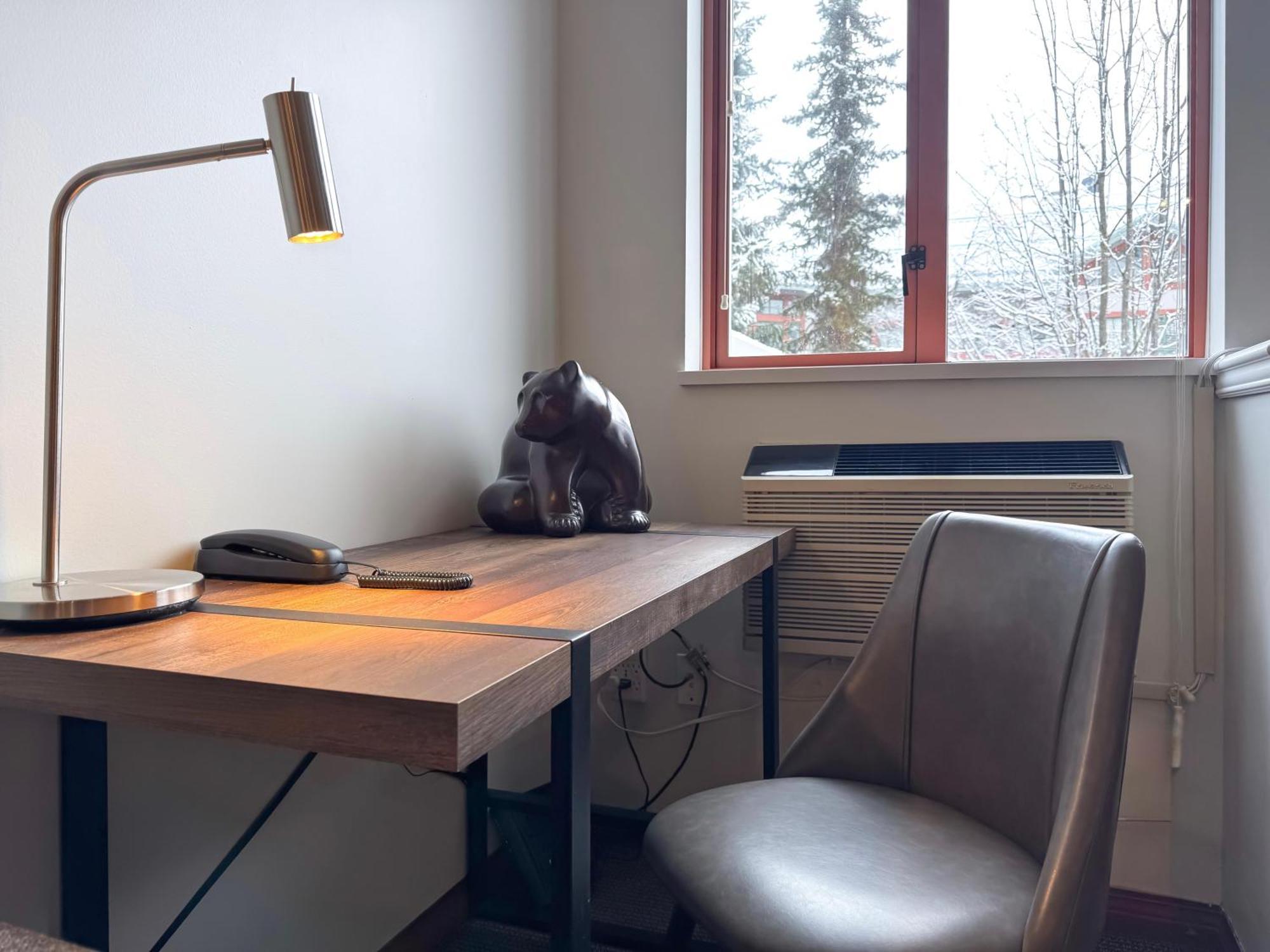 Alpenglow Large With Dedicated Work Space By Mva *