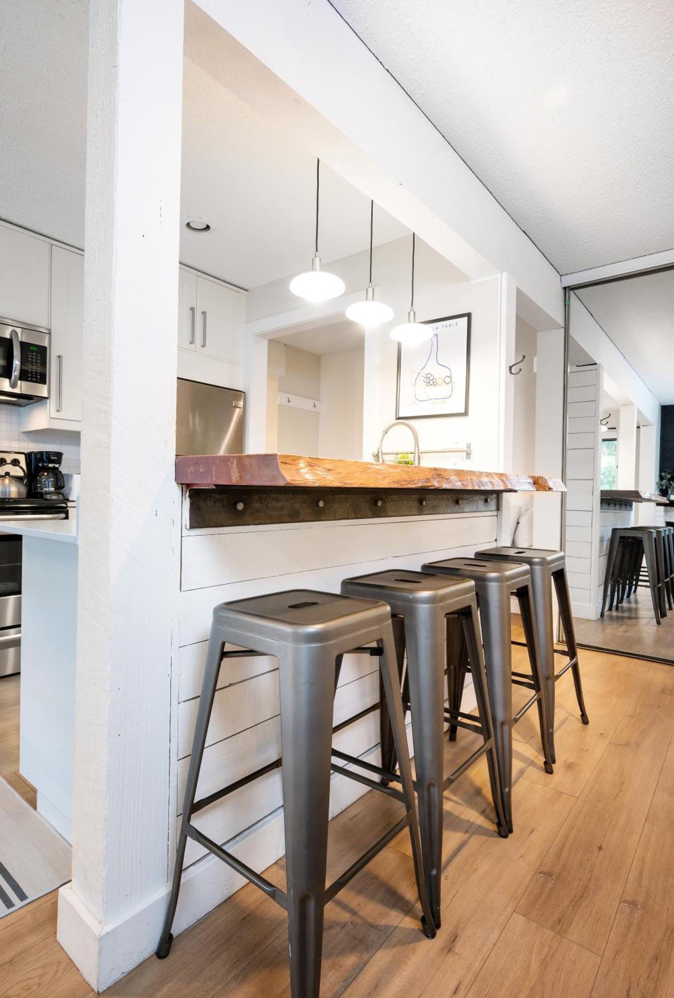 Creekside Oasis 4 Beds Pool And Hot Tub Whistler