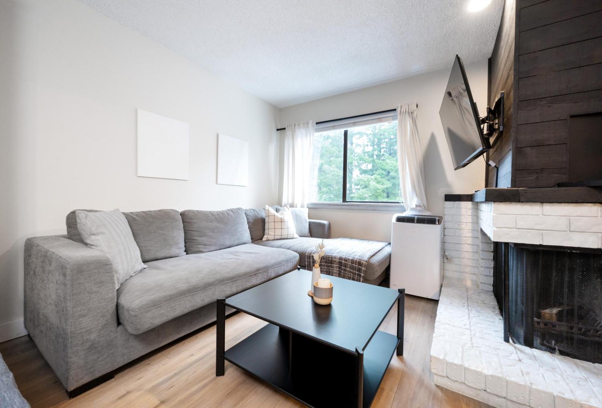 Creekside Oasis 4 Beds Pool And Hot Tub Apartment Whistler