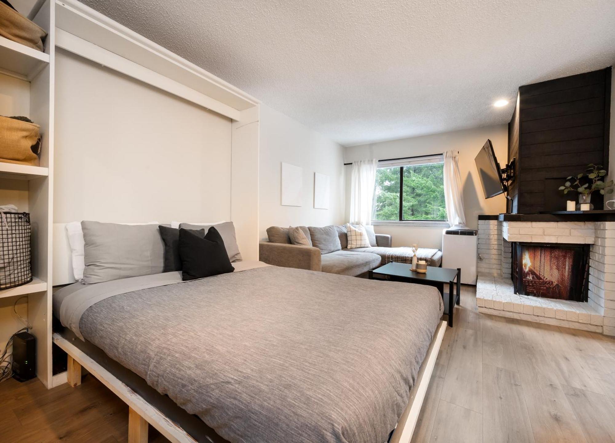 Creekside Oasis 4 Beds Pool And Hot Tub Whistler