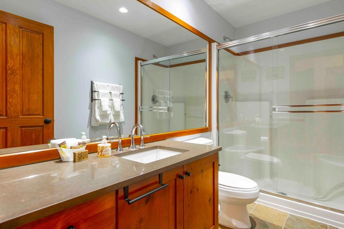 Holiday home Stunning 3 Bed Townhome Near Lifts Free Shuttle Shared Hot Tub Whistler