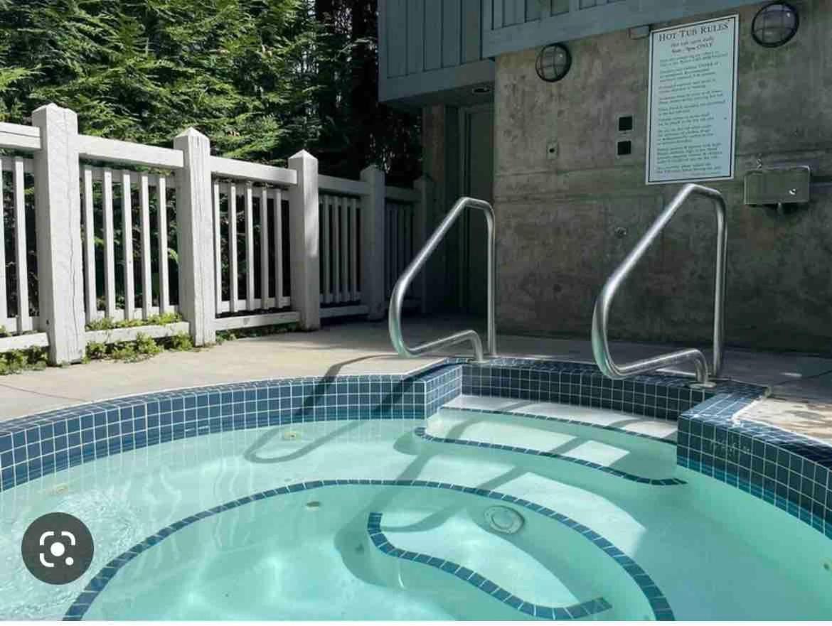 Stunning 3 Bed Townhome Near Lifts Free Shuttle Shared Hot Tub Holiday home