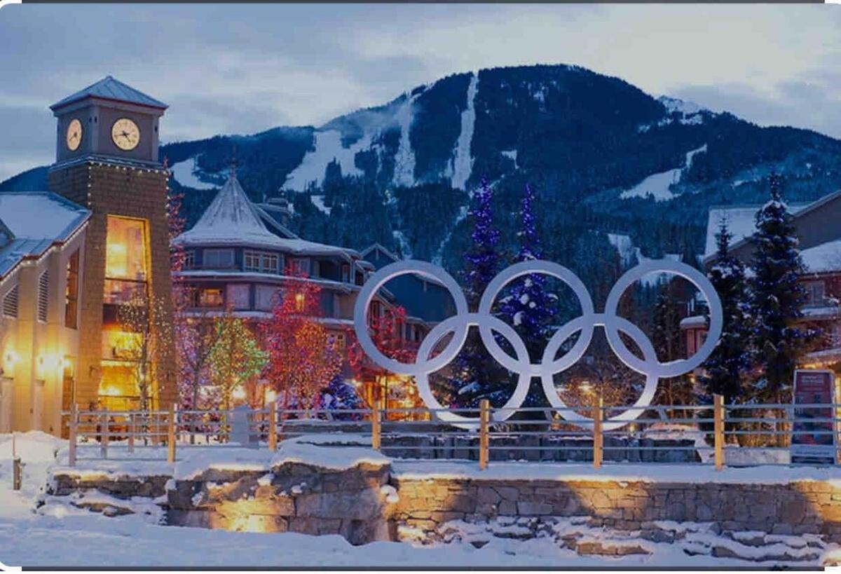 Stunning 3 Bed Townhome Near Lifts Free Shuttle Shared Hot Tub Holiday home Whistler