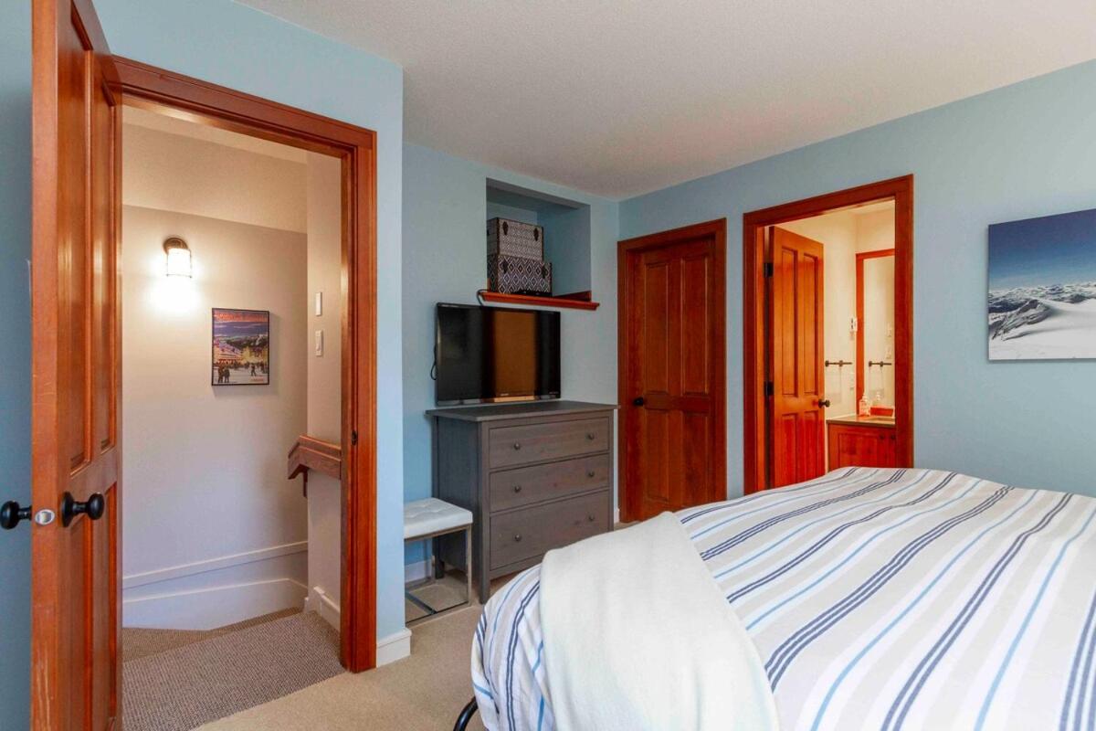 Stunning 3 Bed Townhome Near Lifts Free Shuttle Shared Hot Tub Holiday home Whistler