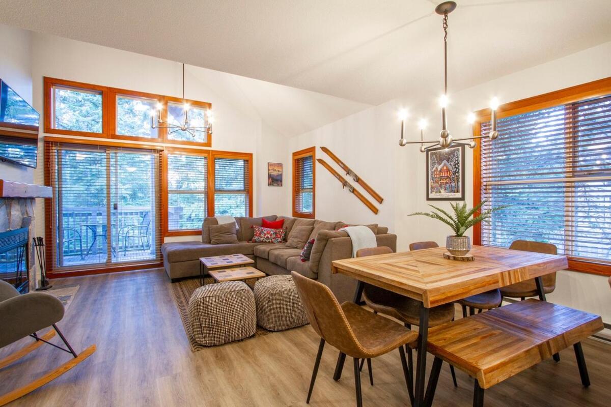 Stunning 3 Bed Townhome Near Lifts Free Shuttle Shared Hot Tub Holiday home Whistler