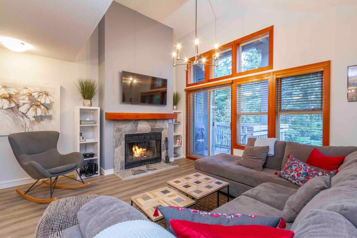 Stunning 3 Bed Townhome Near Lifts Free Shuttle Shared Hot Tub * Whistler