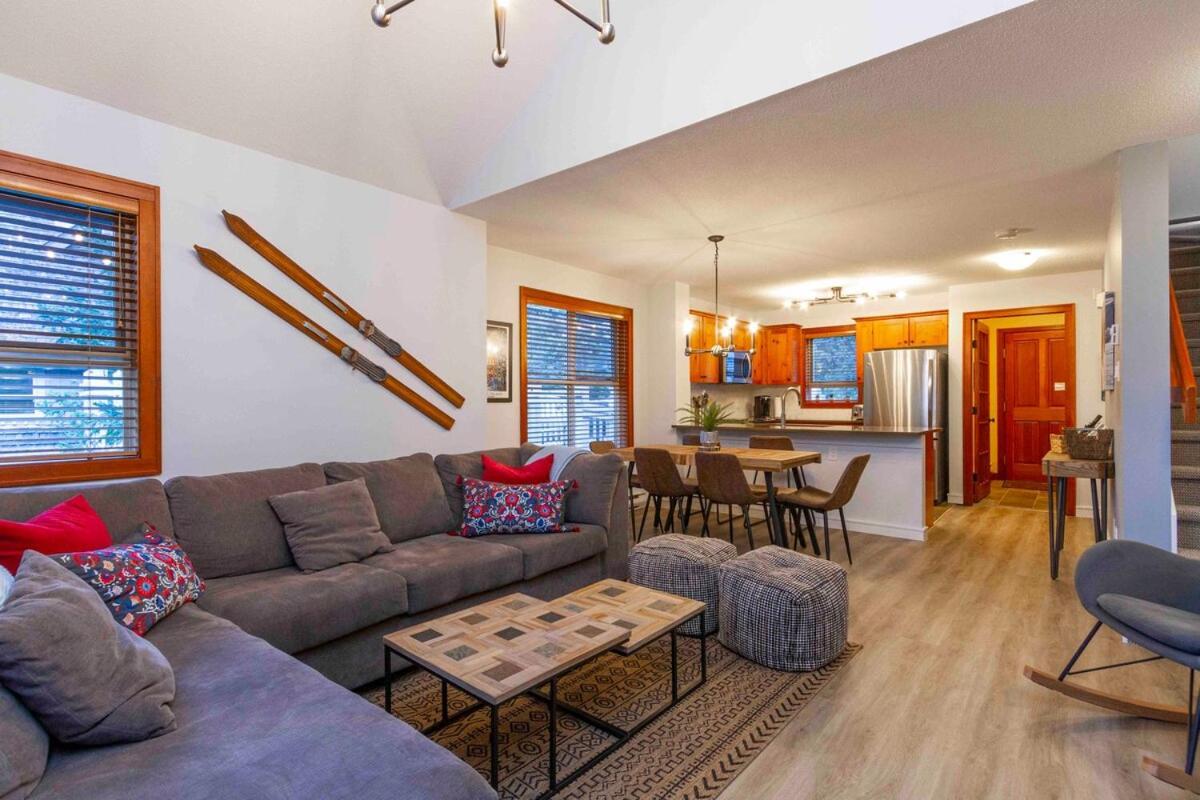 Stunning 3 Bed Townhome Near Lifts Free Shuttle Shared Hot Tub Holiday home *