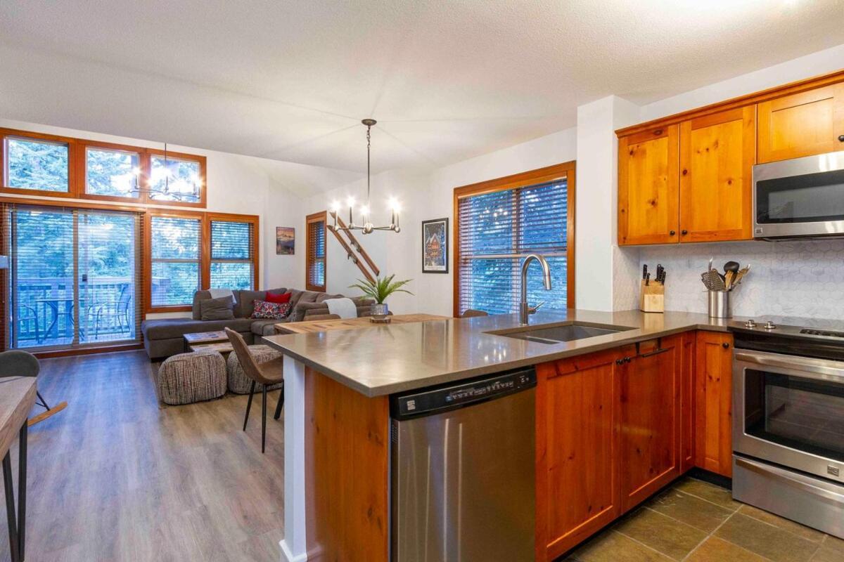 Stunning 3 Bed Townhome Near Lifts Free Shuttle Shared Hot Tub Holiday home Whistler