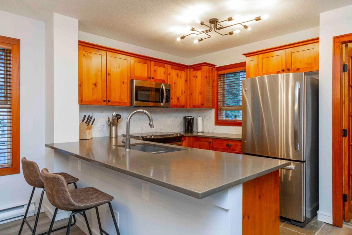Stunning 3 Bed Townhome Near Lifts Free Shuttle Shared Hot Tub * Whistler