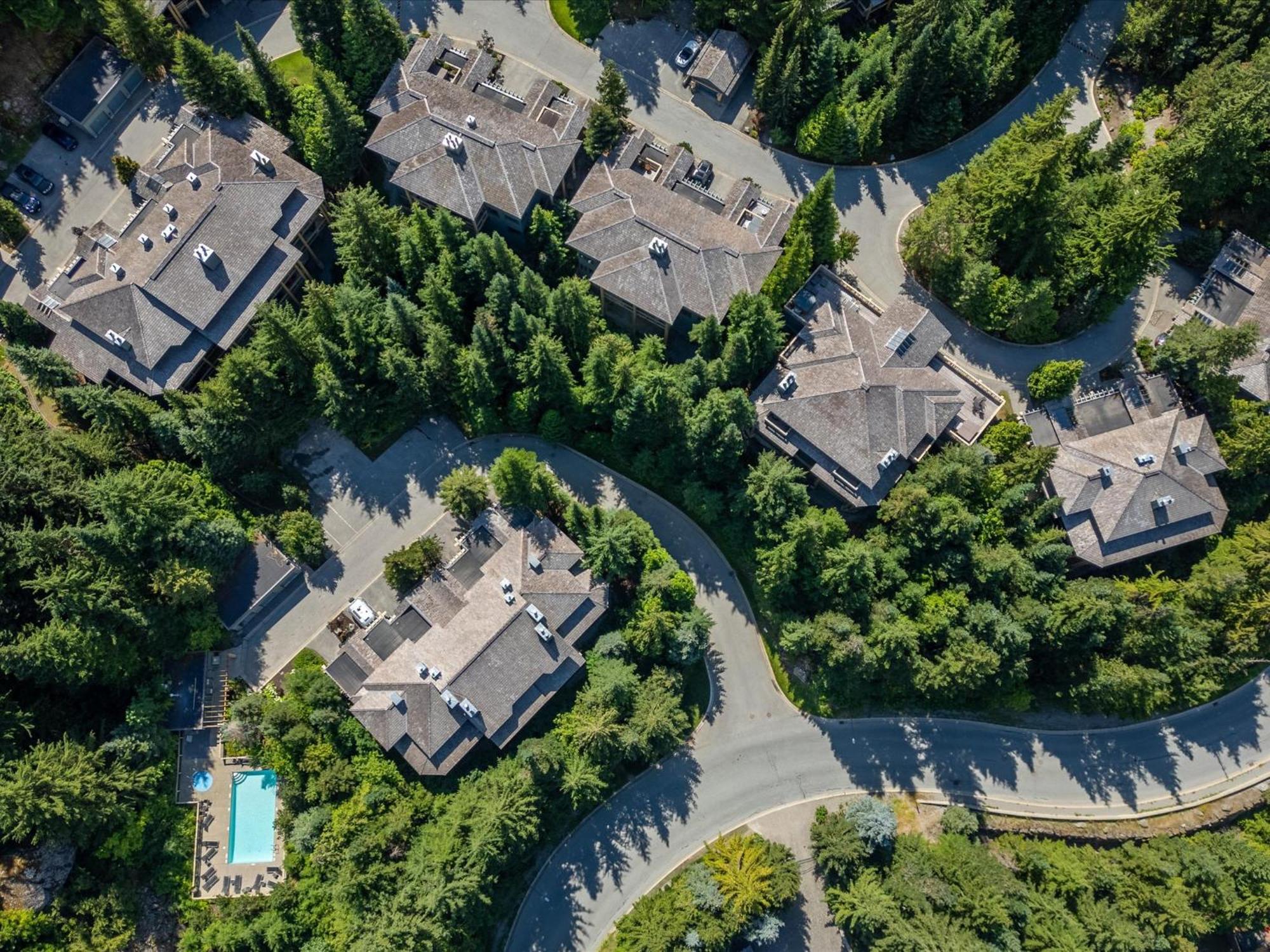 New Listing Cozy 3 Bed 3 Bath Ski-in Out Access Fireplace Private Hot Tub And Garage Whistler