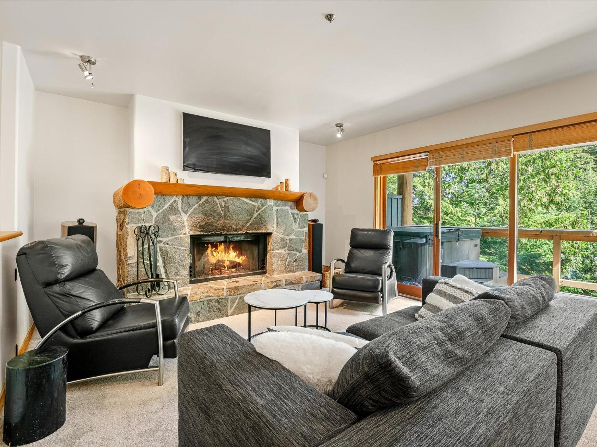 Holiday home New Listing Cozy 3 Bed 3 Bath Ski-in Out Access Fireplace Private Hot Tub And Garage