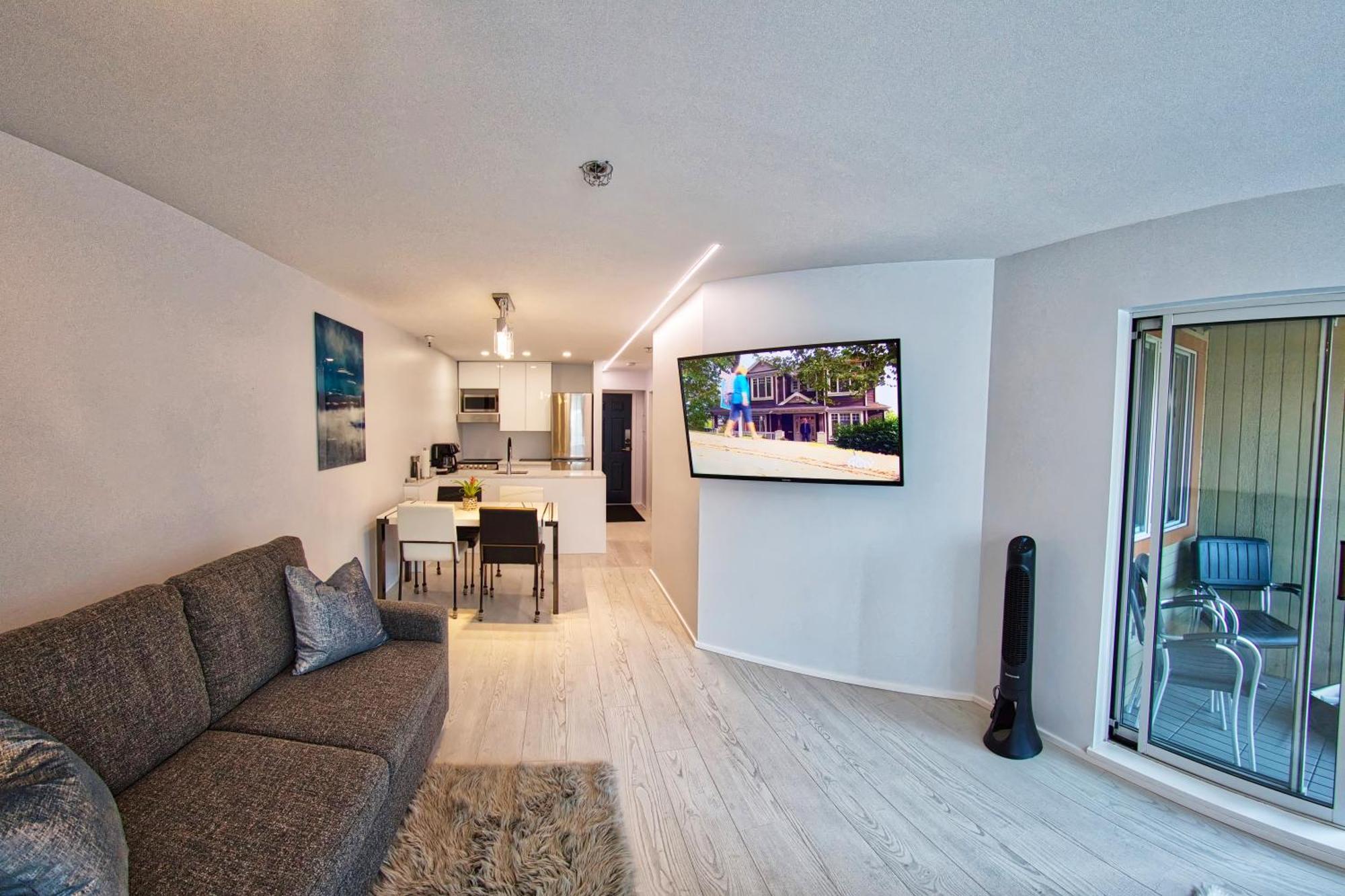Upscale Modern Apartment