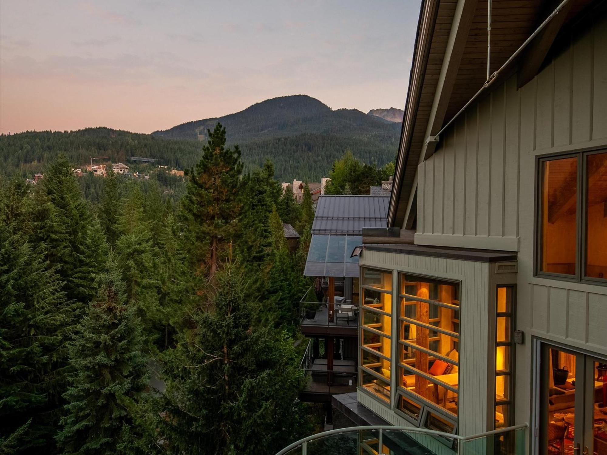 New Listing Unique Luxury 6 Bedroom Including 4 Bedrooms And Beautiful 2 Bedroom Chalet Whistler