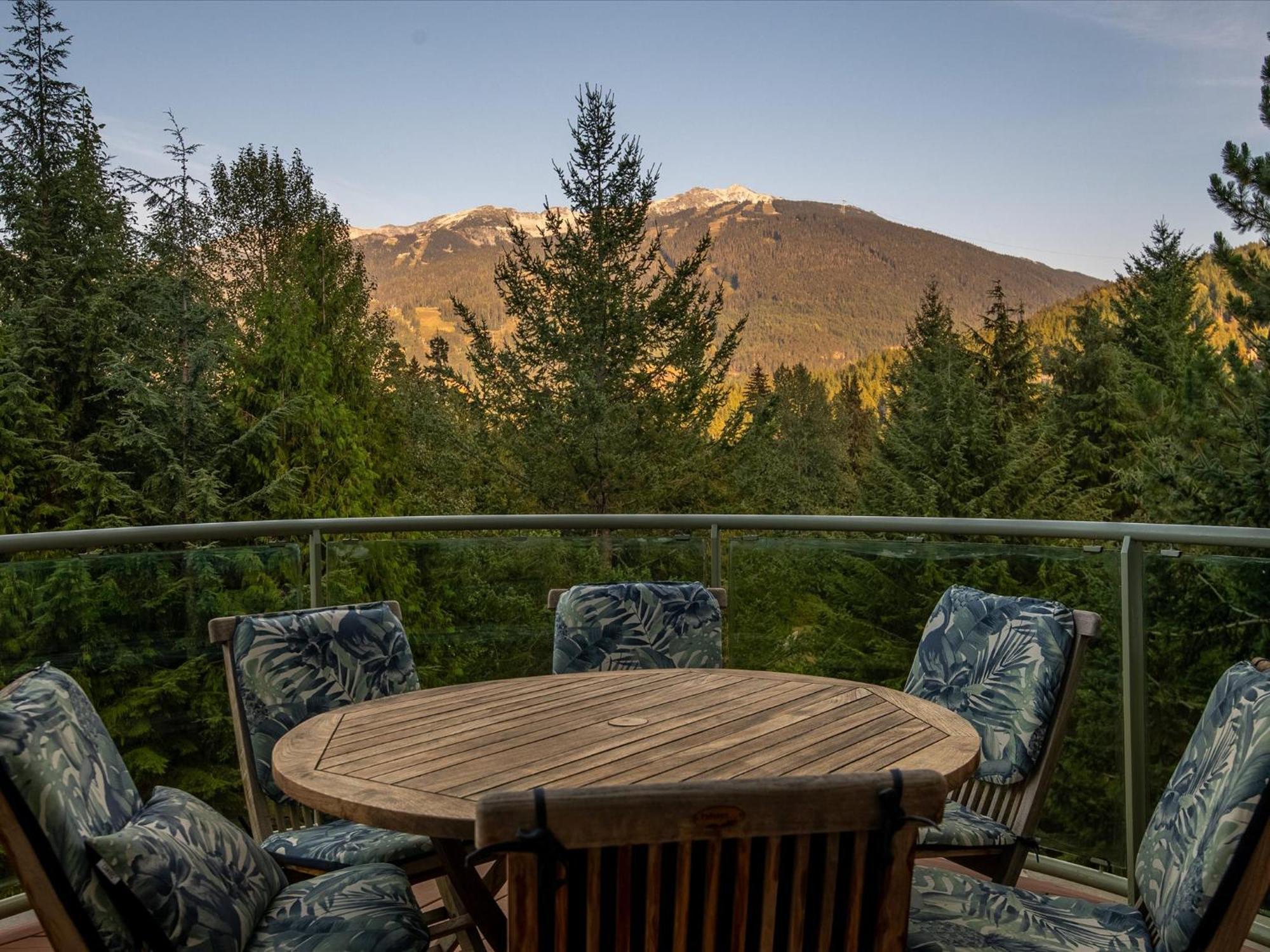 New Listing Unique Luxury 6 Bedroom Including 4 Bedrooms And Beautiful 2 Bedroom Whistler