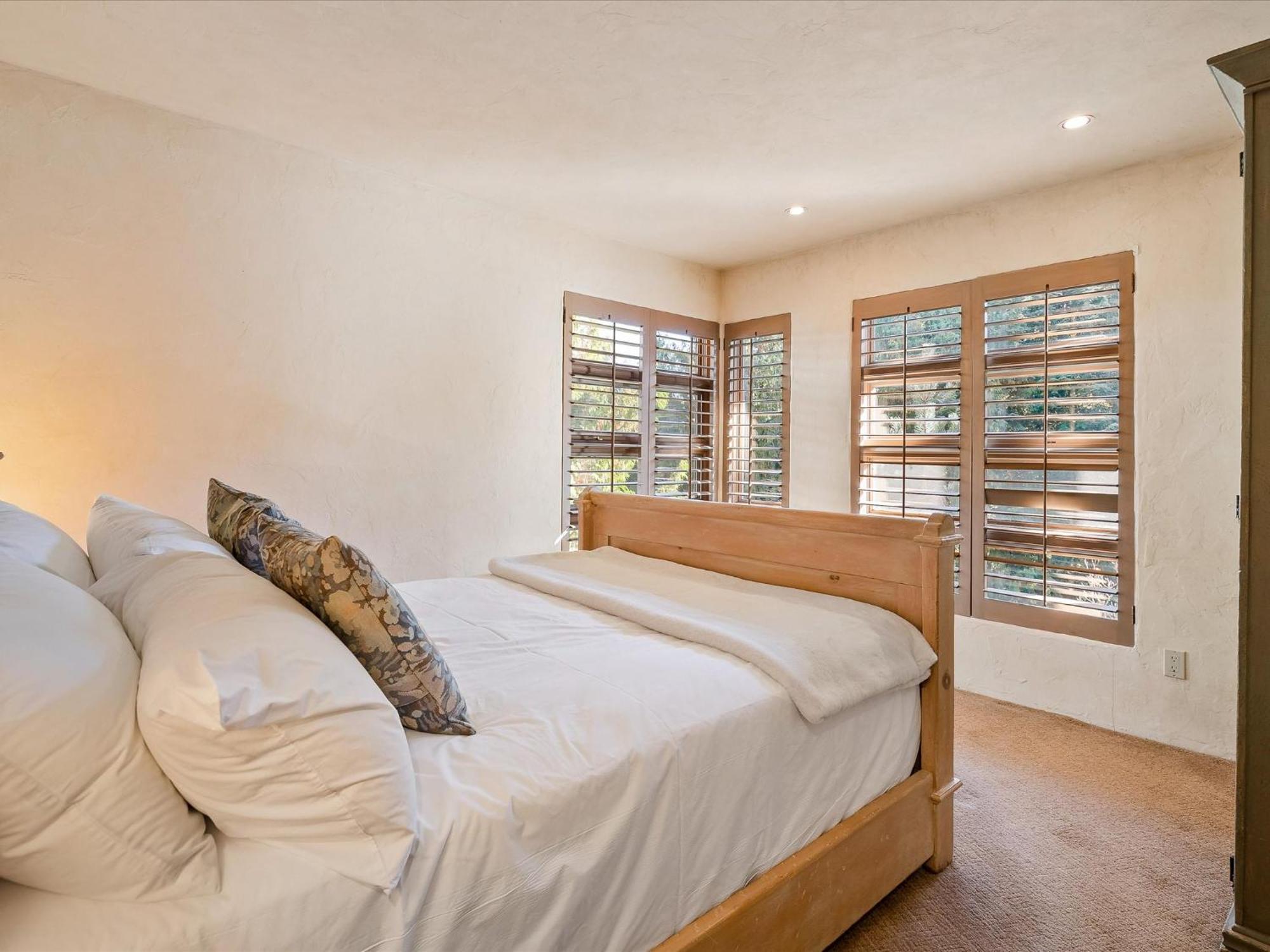 New Listing Unique Luxury 6 Bedroom Including 4 Bedrooms And Beautiful 2 Bedroom