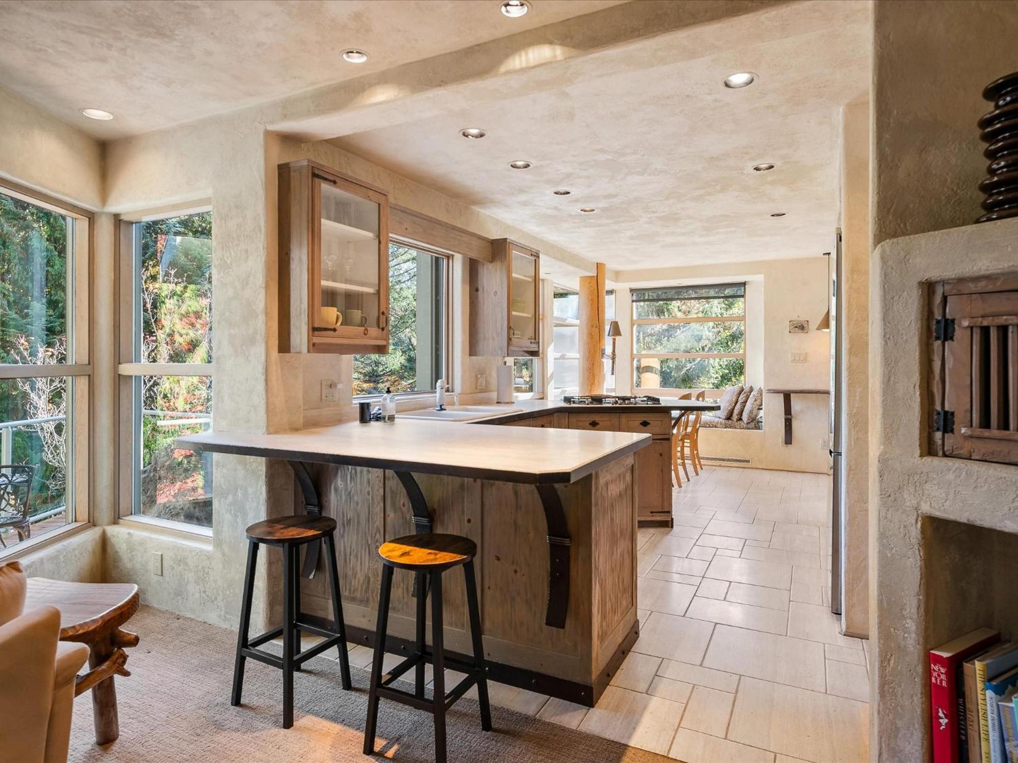 New Listing Unique Luxury 6 Bedroom Including 4 Bedrooms And Beautiful 2 Bedroom Chalet Whistler