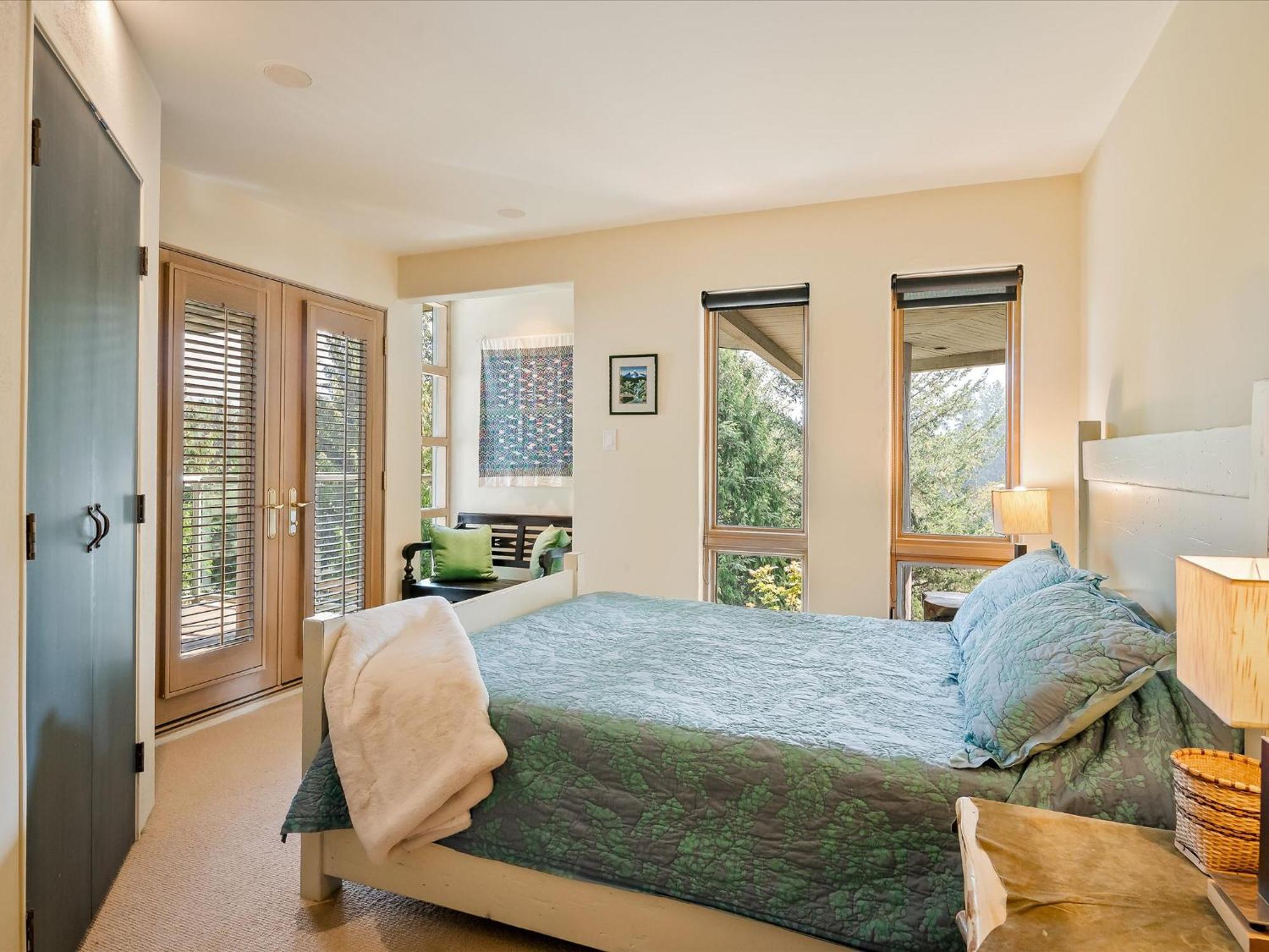 New Listing Unique Luxury 6 Bedroom Including 4 Bedrooms And Beautiful 2 Bedroom Whistler