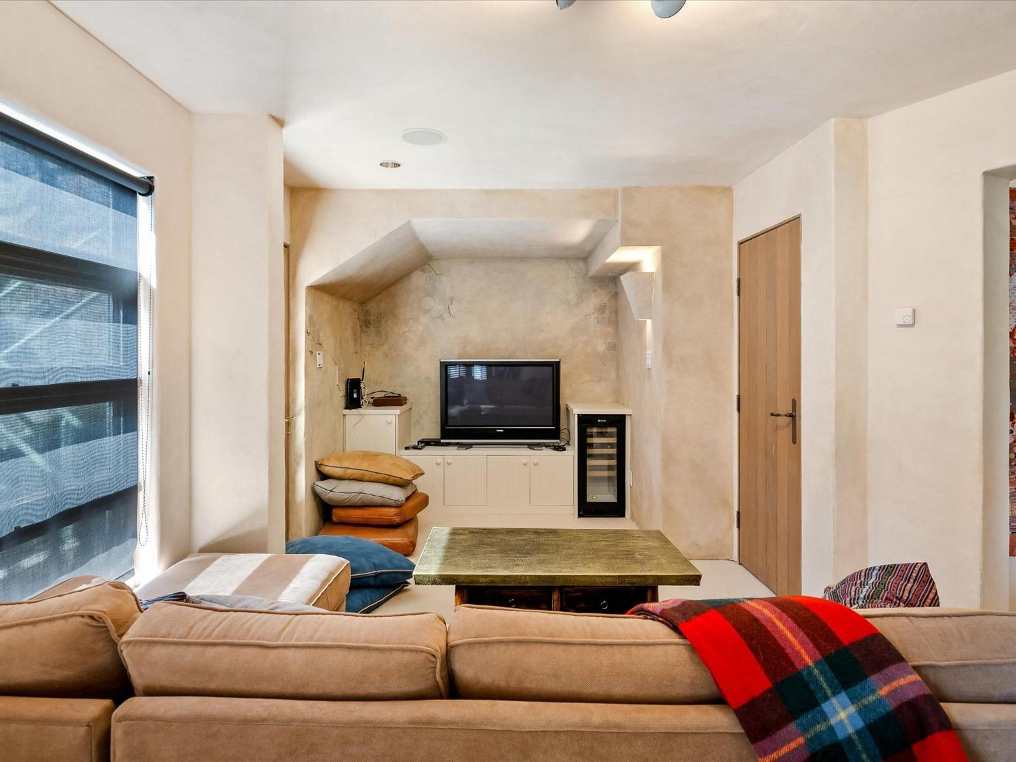 New Listing Unique Luxury 6 Bedroom Including 4 Bedrooms And Beautiful 2 Bedroom Chalet Whistler