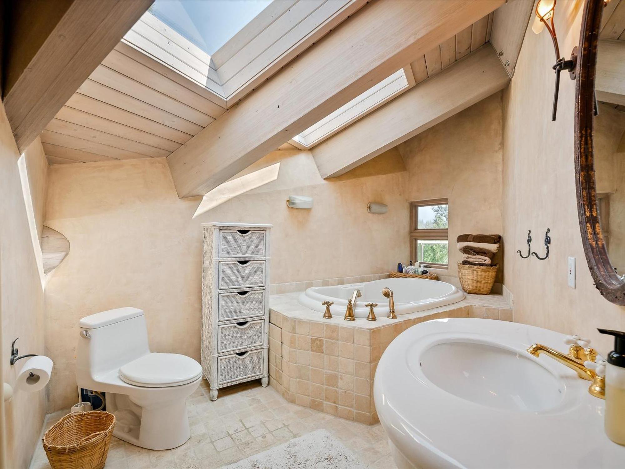 Chalet New Listing Unique Luxury 6 Bedroom Including 4 Bedrooms And Beautiful 2 Bedroom *