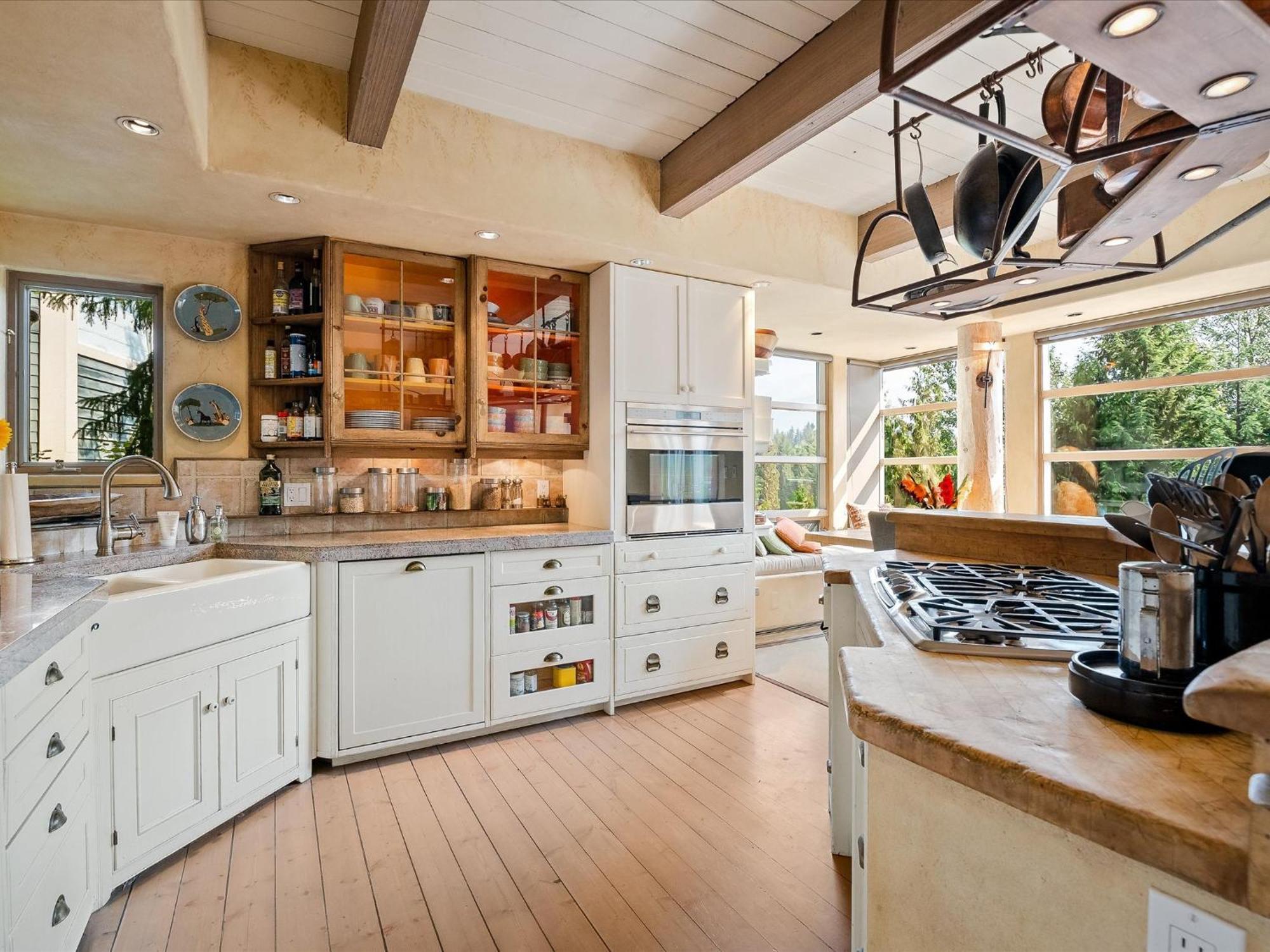 Chalet New Listing Unique Luxury 6 Bedroom Including 4 Bedrooms And Beautiful 2 Bedroom