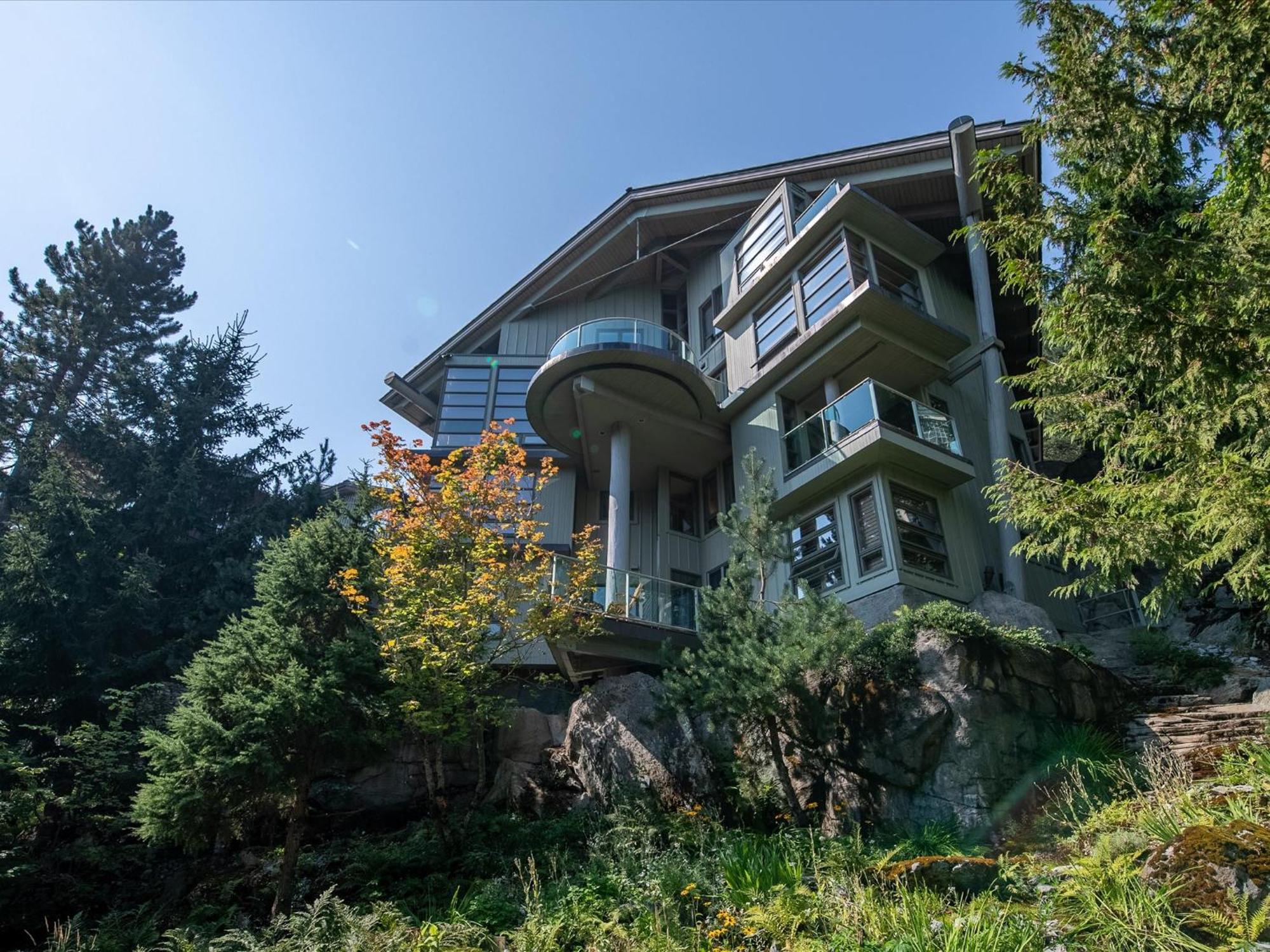 New Listing Unique Luxury 6 Bedroom Including 4 Bedrooms And Beautiful 2 Bedroom Chalet