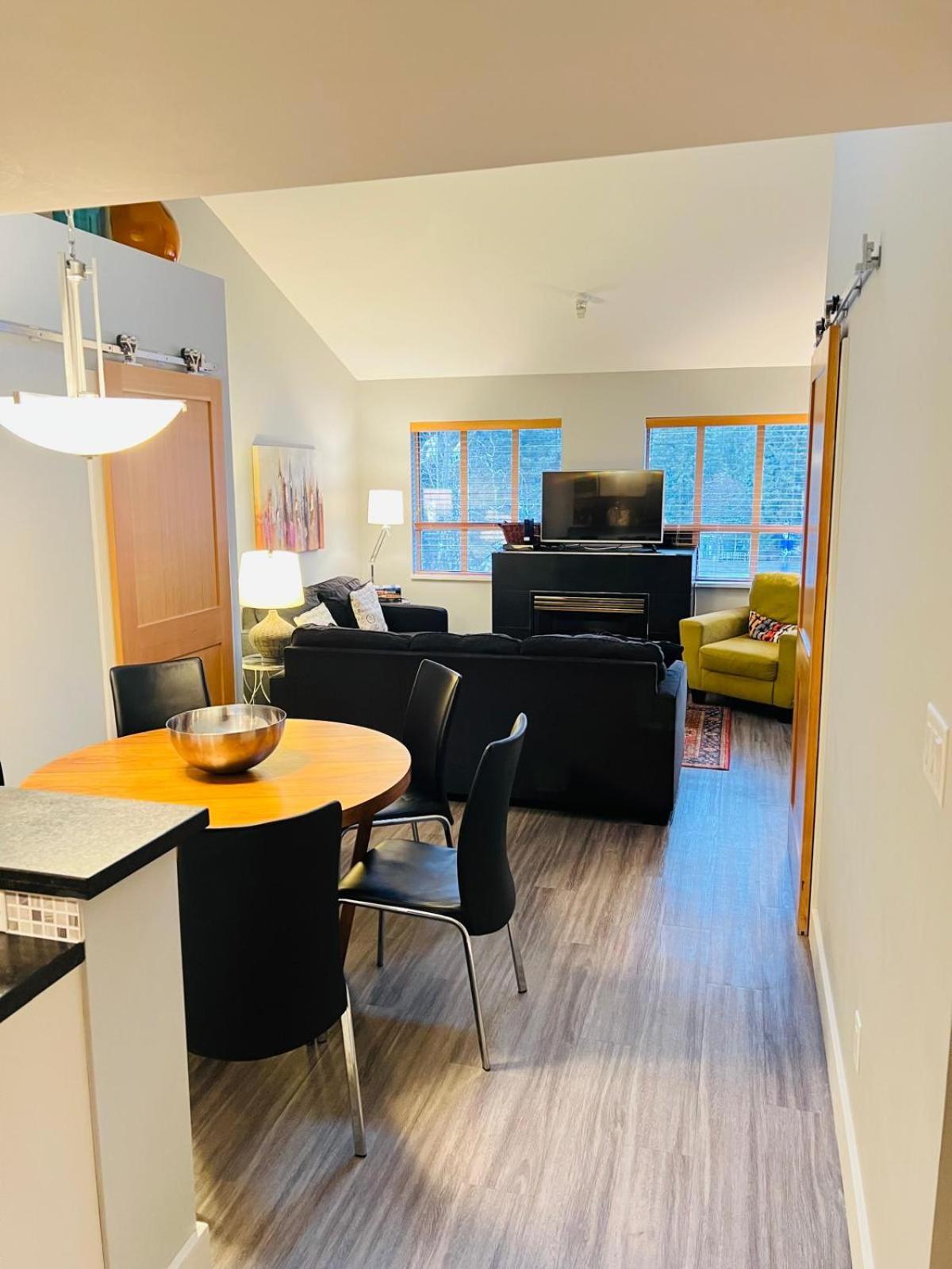 Tyndalstone 3 Bedroom In The Heart Of Village North Apartment *