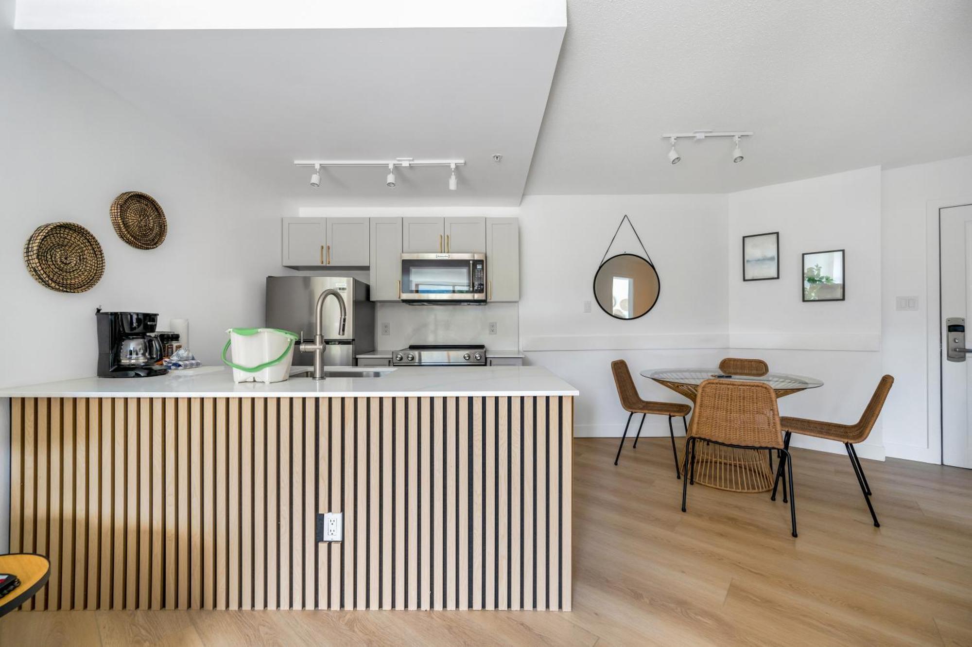 A Fully Renovated Near Village Centre With Mt View And Close To Lift In Cascade Aparthotel *