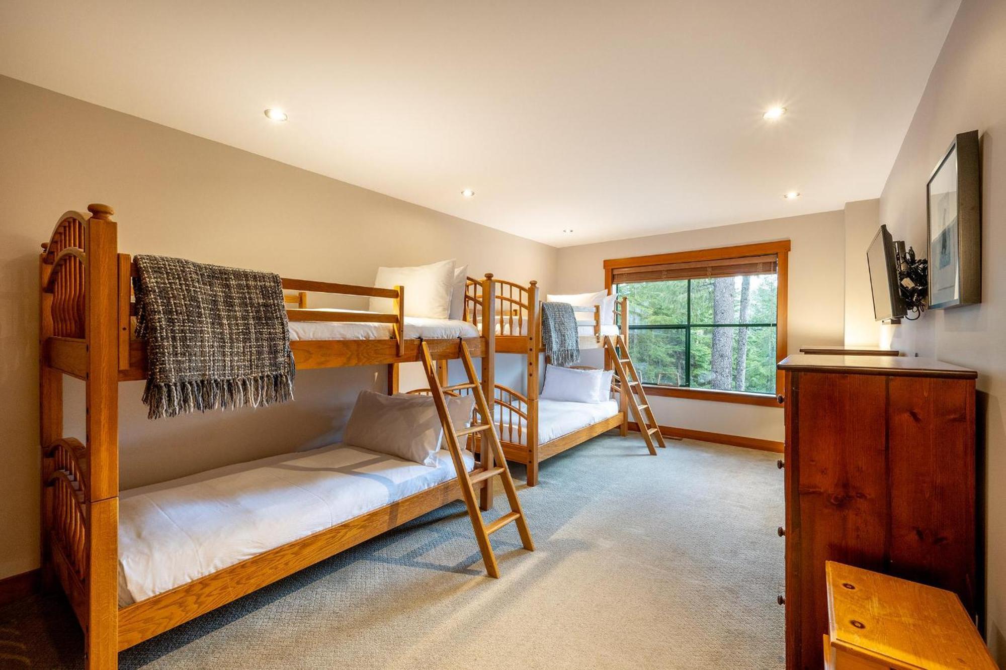 Northern Lights 15 | Family-sized Townhome W/ Sunken Hot Tub, Fireplace & Media Den Holiday home Whistler