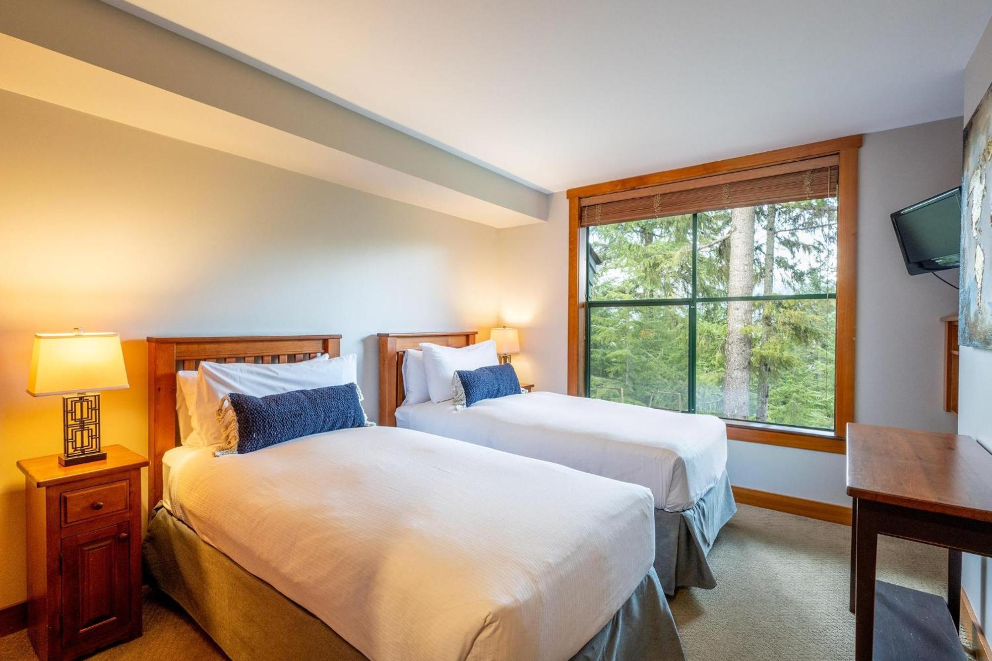 Northern Lights 15 | Family-sized Townhome W/ Sunken Hot Tub, Fireplace & Media Den *