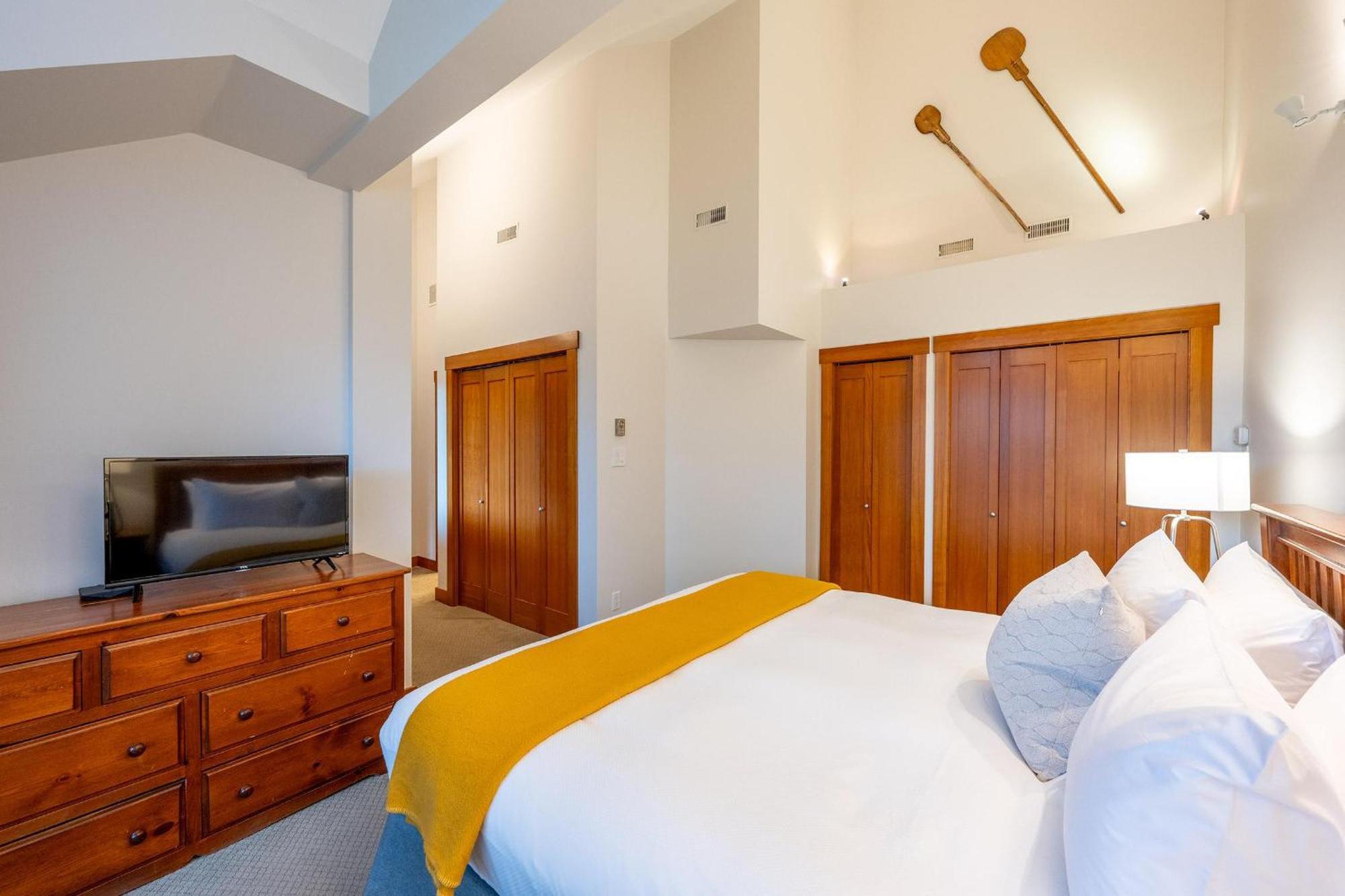 Northern Lights 15 | Family-sized Townhome W/ Sunken Hot Tub, Fireplace & Media Den