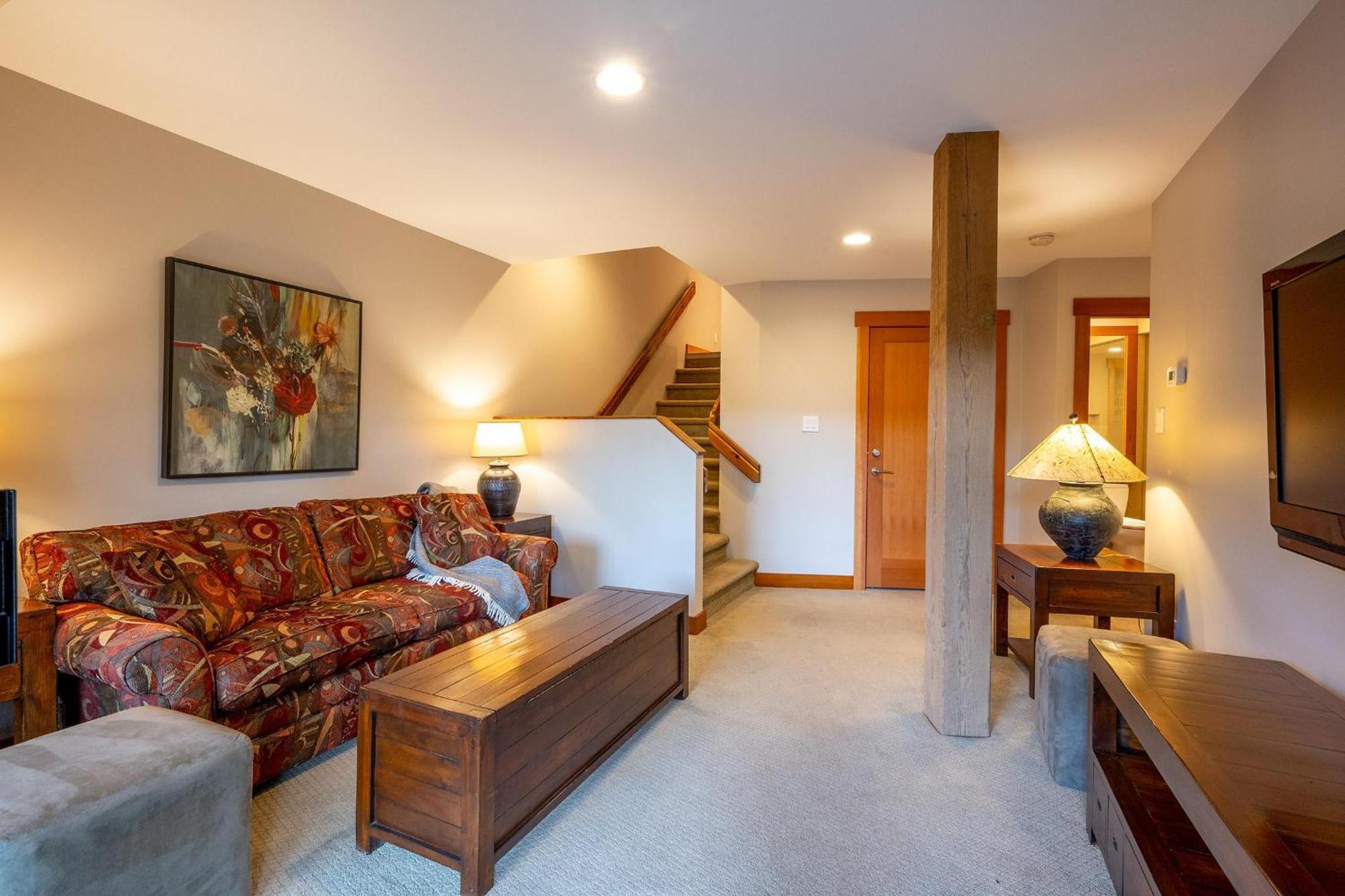 Northern Lights 15 | Family-sized Townhome W/ Sunken Hot Tub, Fireplace & Media Den Holiday home