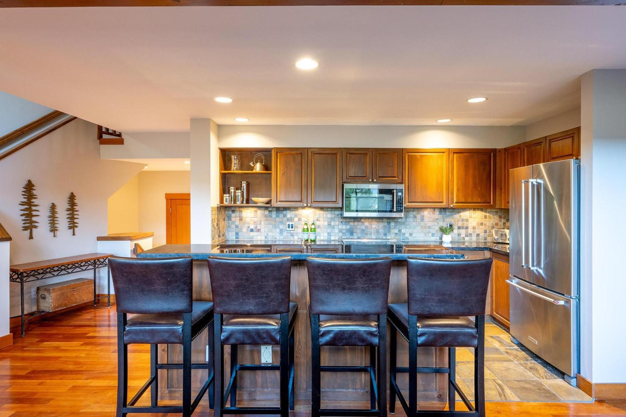 Northern Lights 15 | Family-sized Townhome W/ Sunken Hot Tub, Fireplace & Media Den Holiday home Whistler