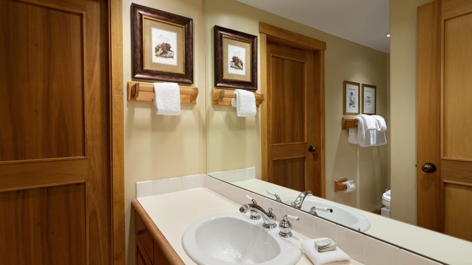 Holiday home Taluswood 41 | Spacious Cabin-style W/ Access, Private Hot Tub & Media Den Whistler