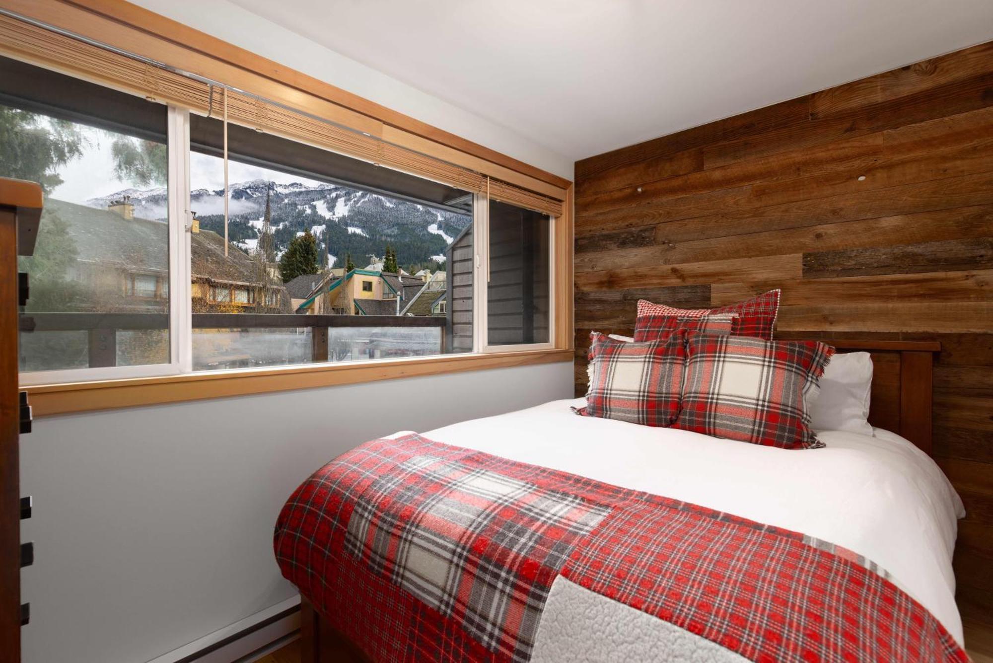 Hearthstone 2 | Stylish Cental Village Close To Lifts With Sauna & Parking Holiday home *