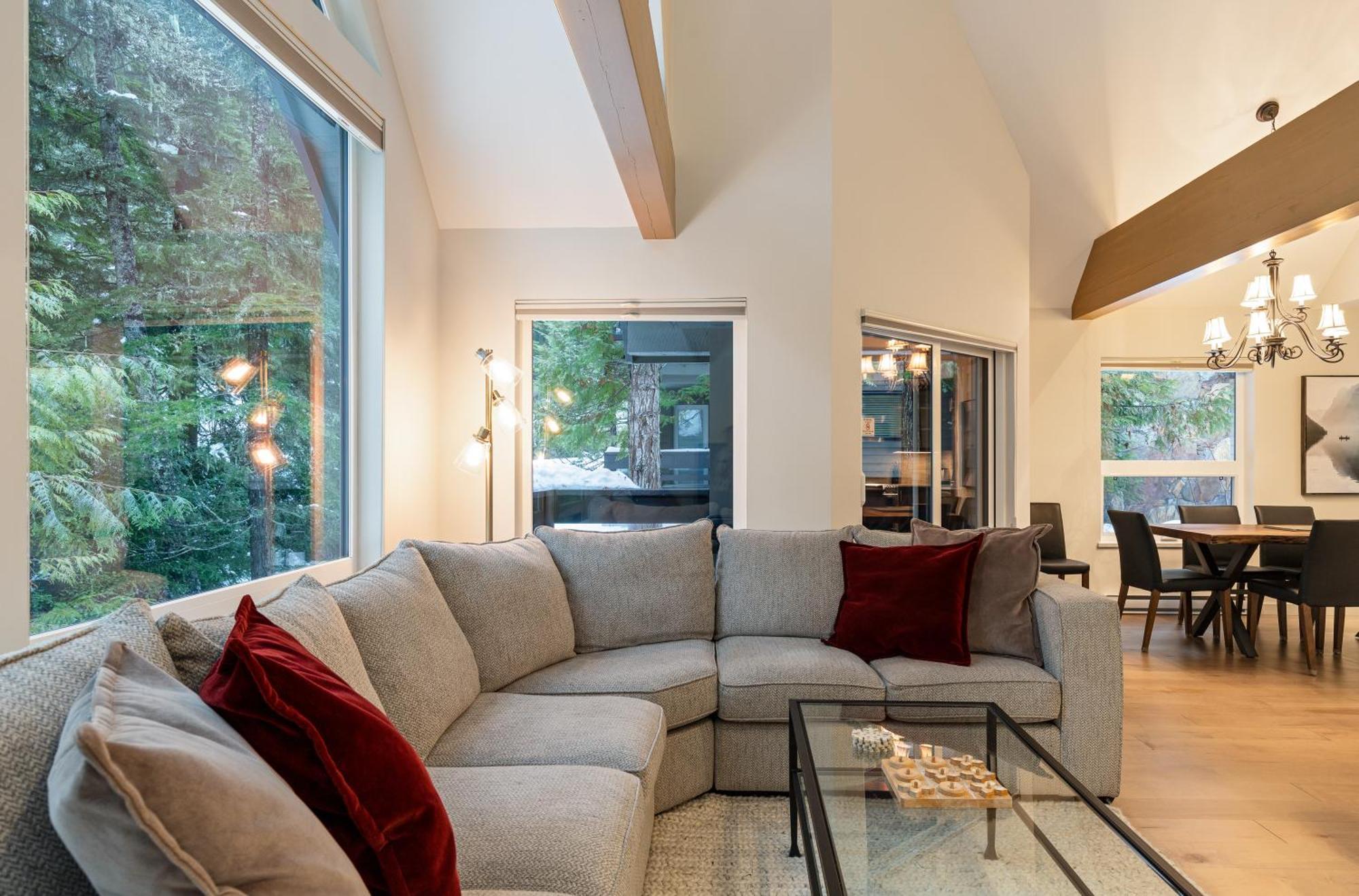 Spacious And Modern Vacation In And Shuttle Out By Harmony *