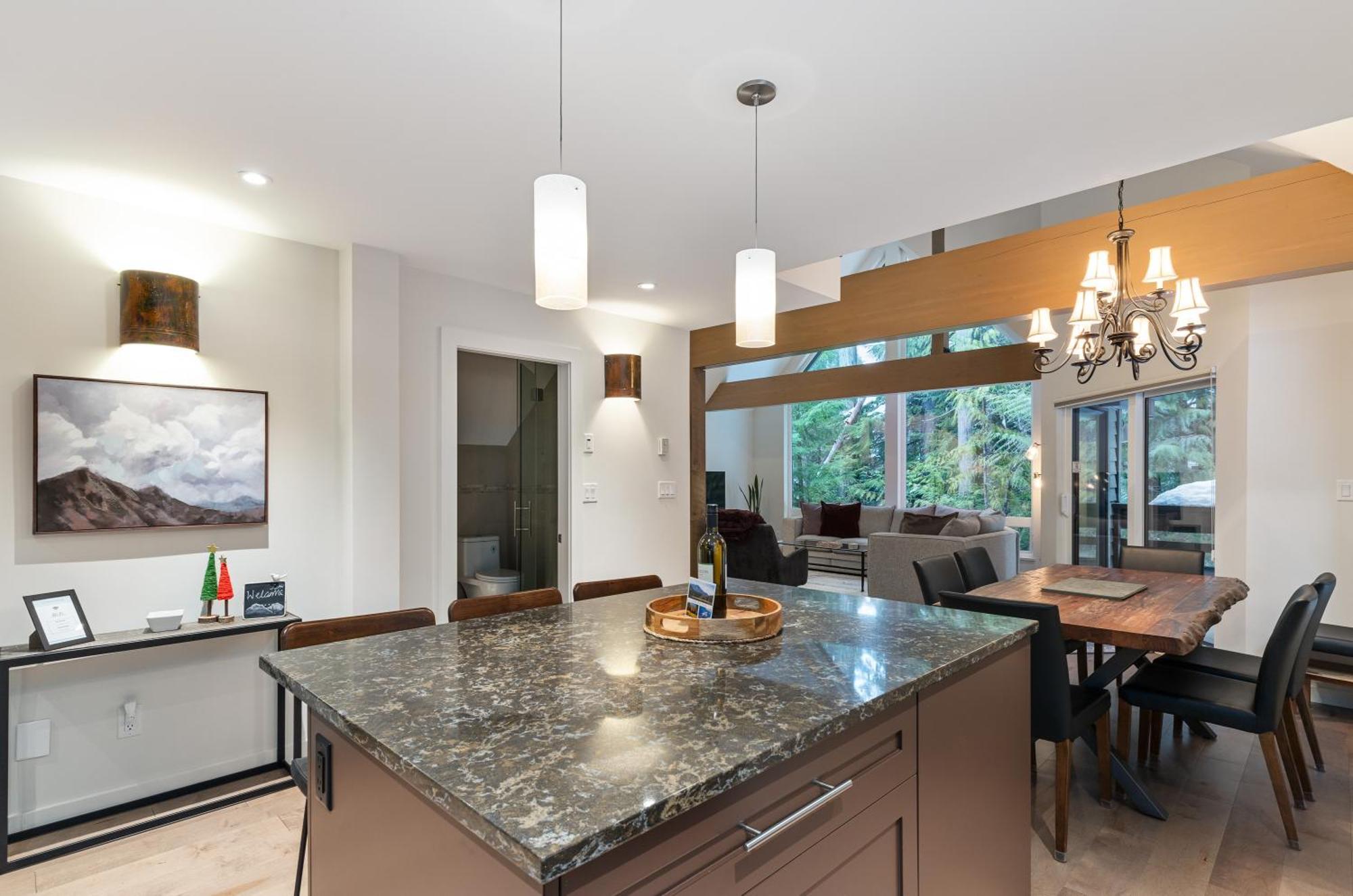 Spacious And Modern Vacation In And Shuttle Out By Harmony