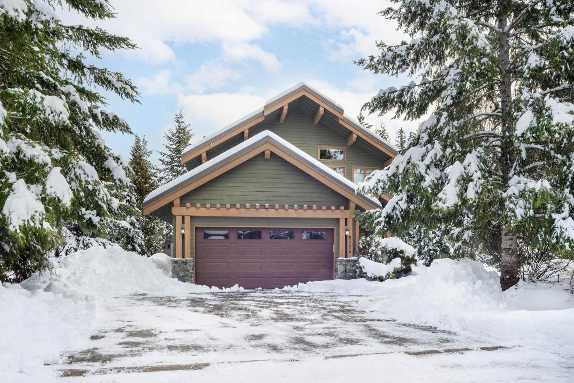Meadow | Large Family-friendly Chalet, Mountain Views, Fireplace, Hot Tub Holiday home Whistler