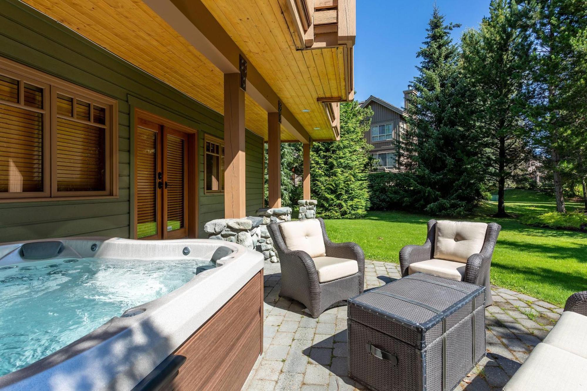 Holiday home Meadow | Large Family-friendly Chalet, Mountain Views, Fireplace, Hot Tub Whistler