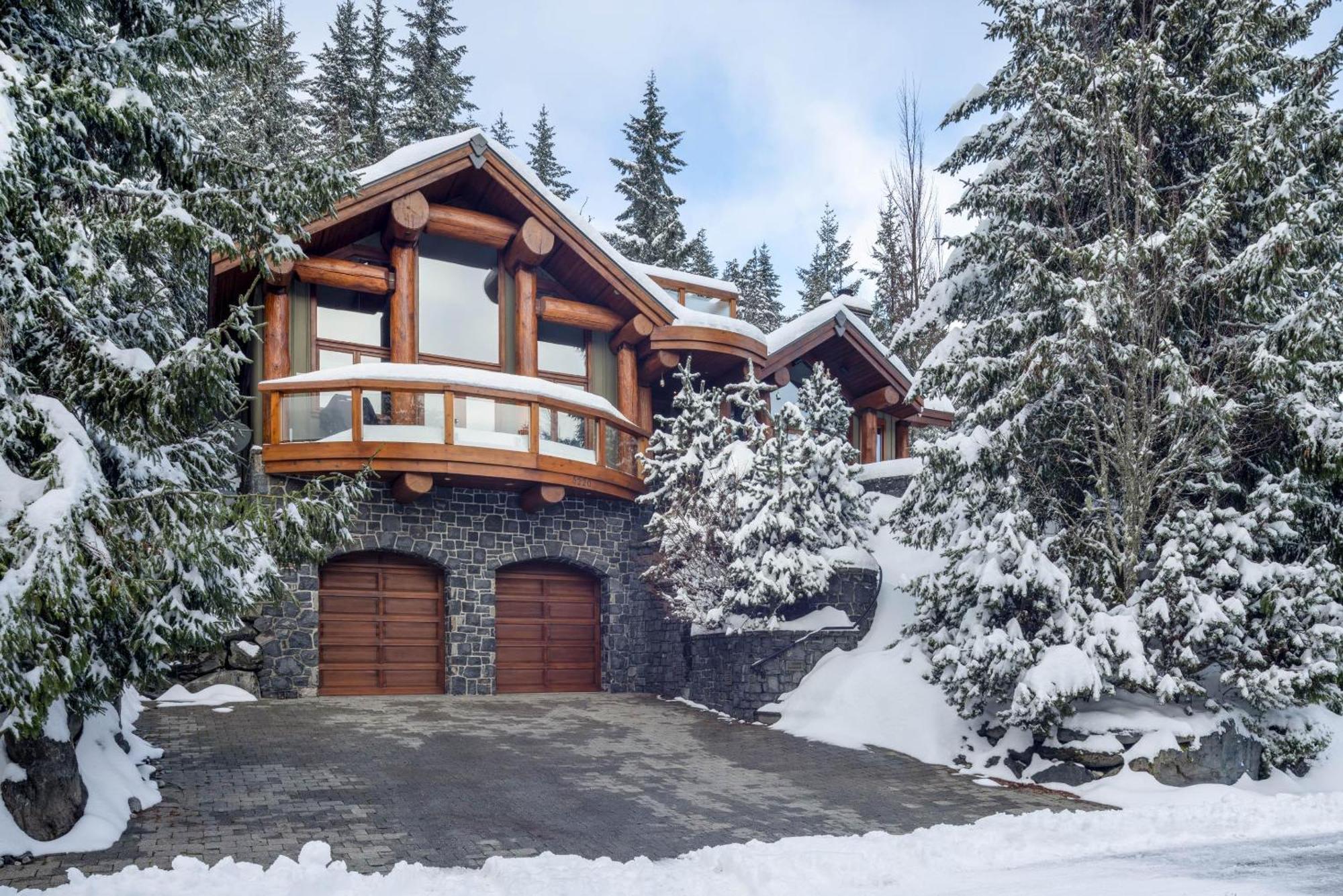 Alpine View | Popular Chalet, Hot Tub, Theatre Room, Stunning Views Holiday home