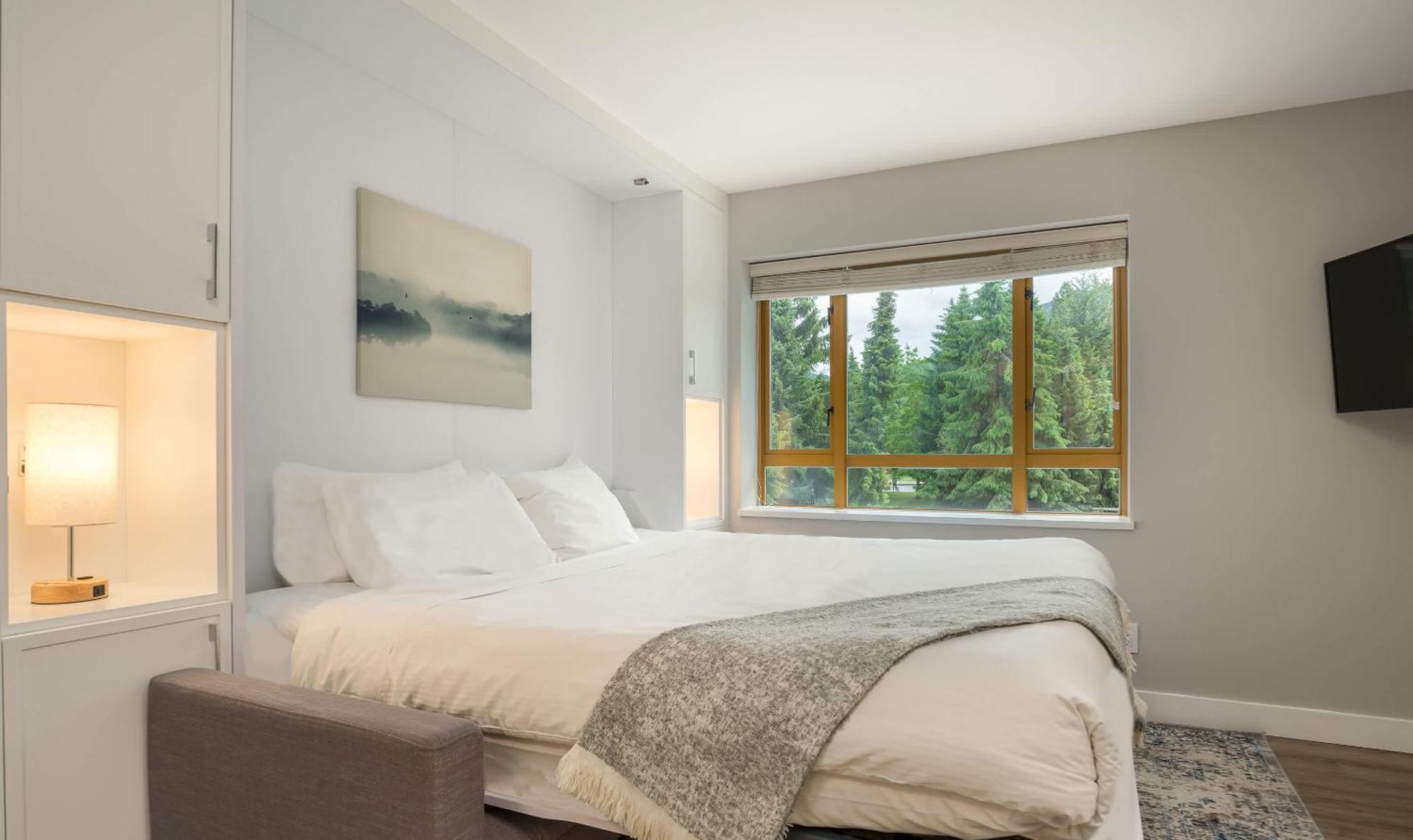 King Bed In The Village Whistler