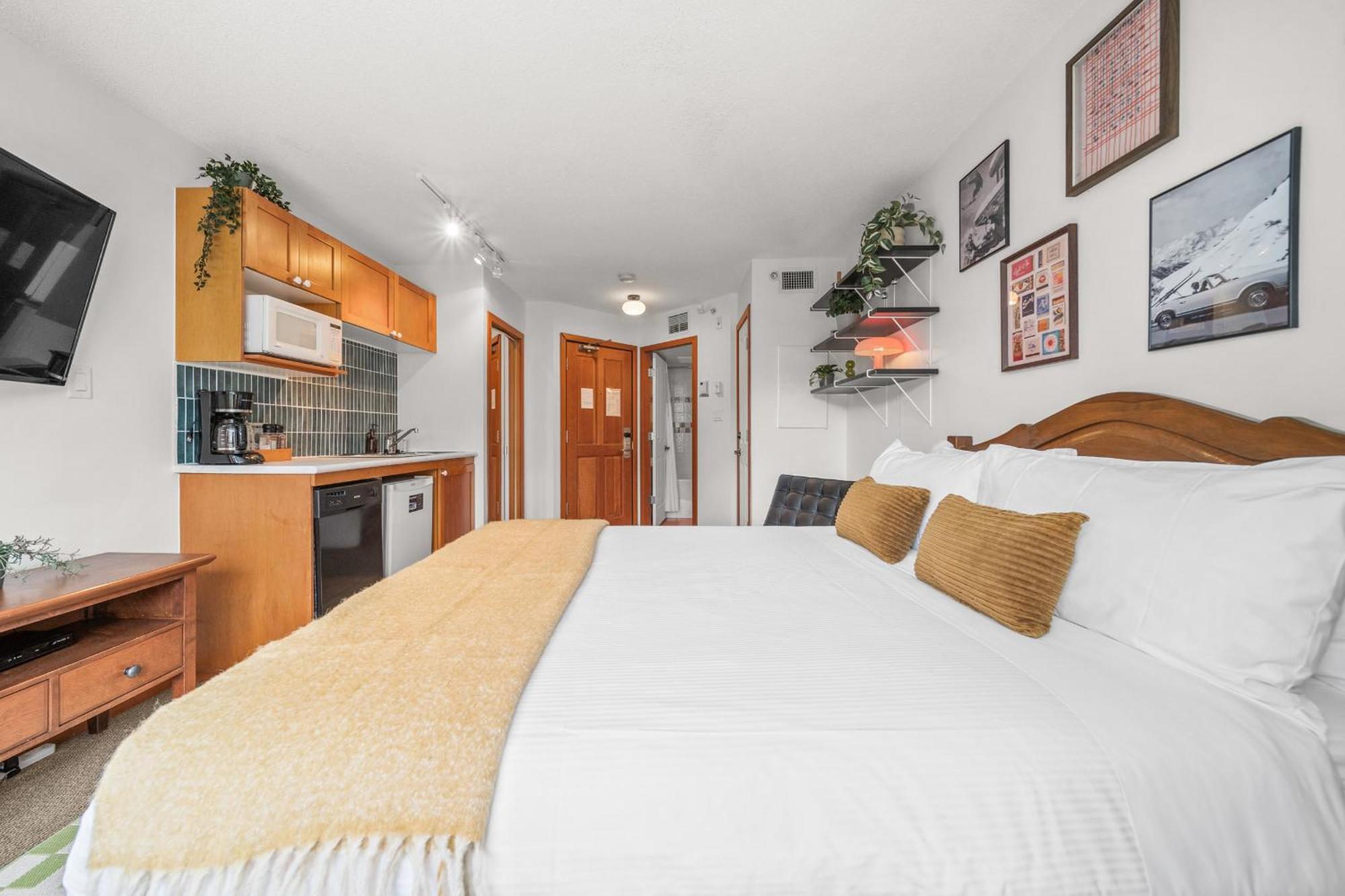 Mid Century Modern - W Pool & Hot Tub Apartment *