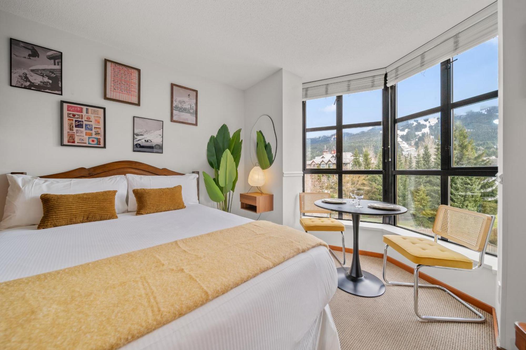 Mid Century Modern - W Pool & Hot Tub Apartment Whistler